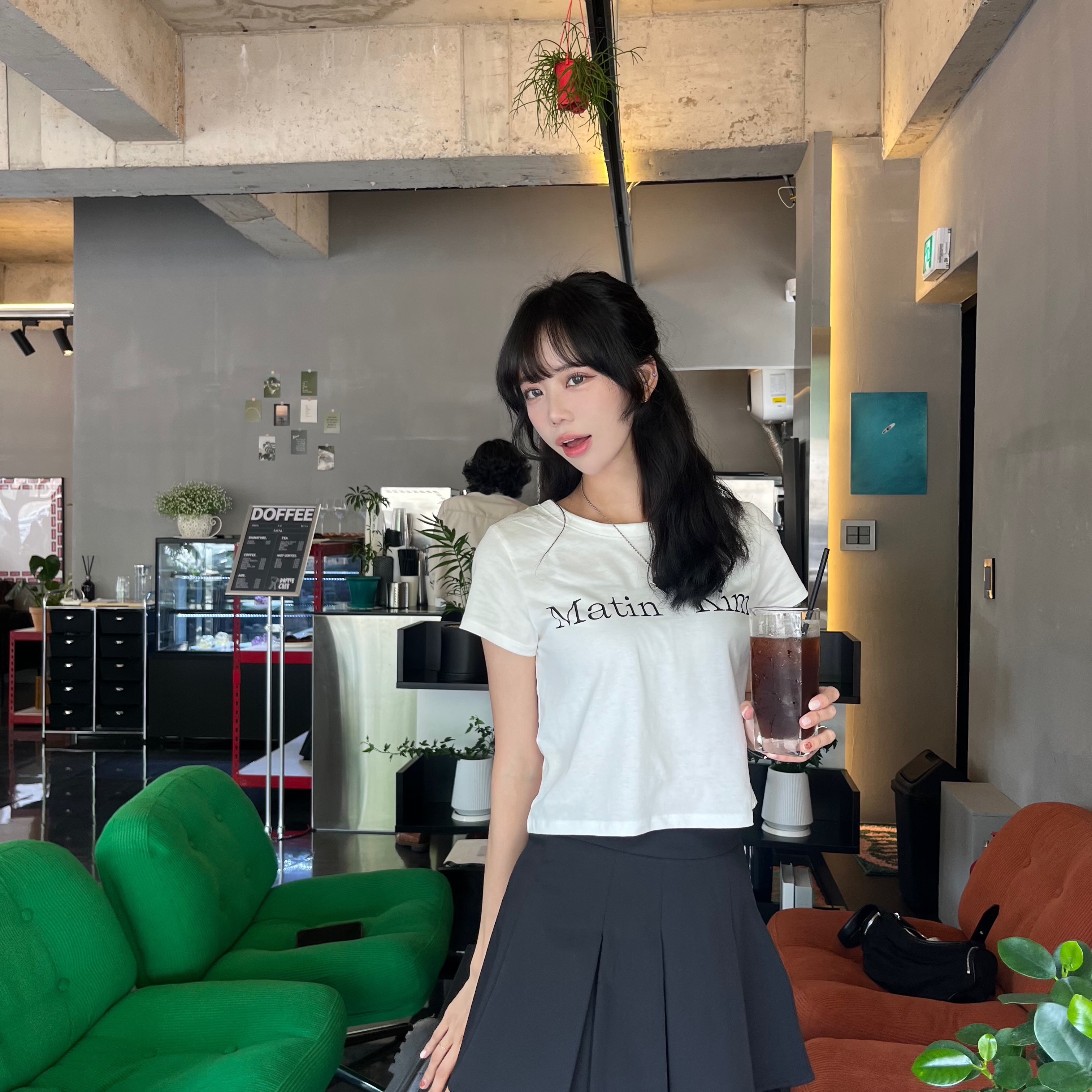 (W) Matin Kim Logo Crop Top White 착용 스타일 - 1