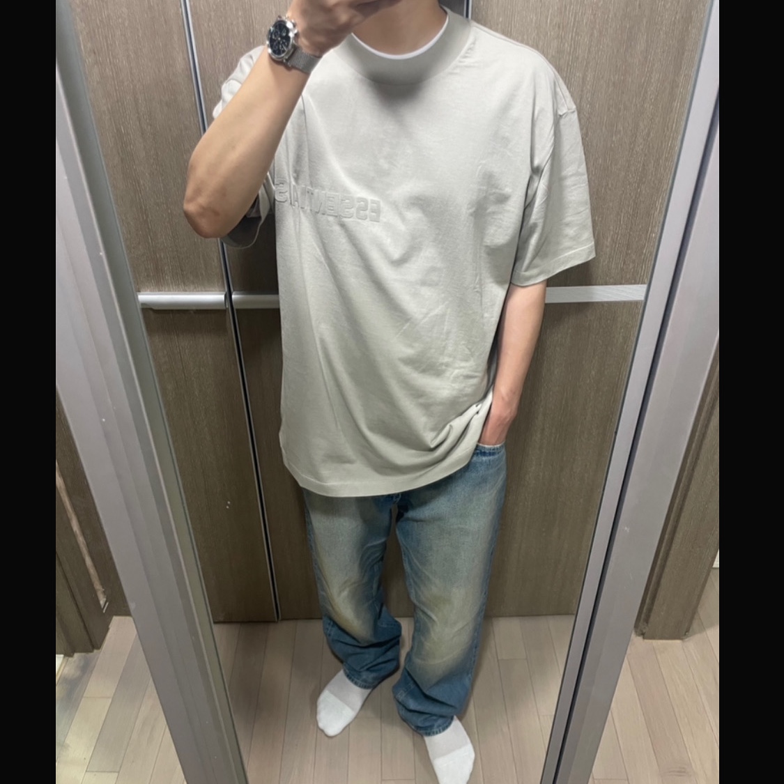 Essentials SS T-Shirt Seal - 23SS, Essentials 5 Pocket Jean Indigo - 23SS 착용 스타일
