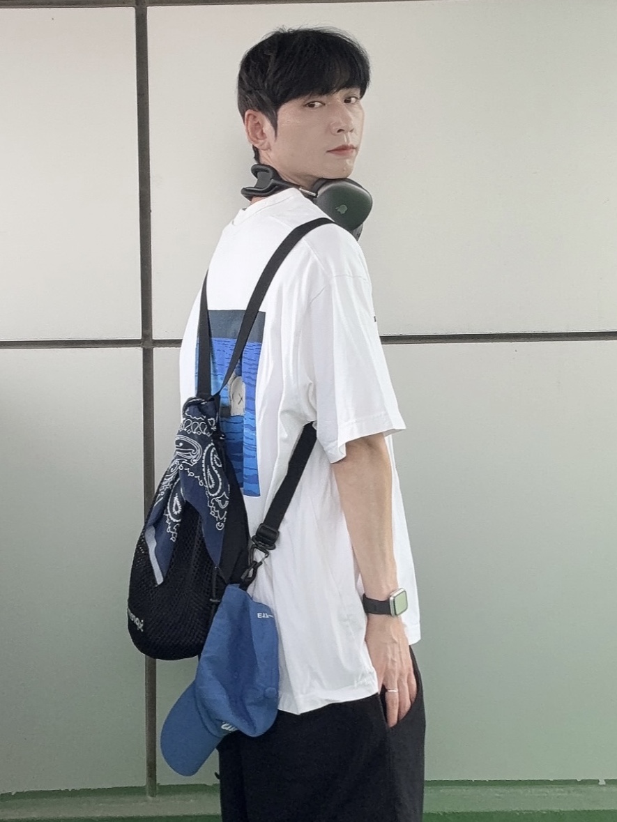 Adidas Yeezy Boost 350 V2 Dazzling Blue, Uniqlo UT x Kaws Short Sleeve Graphic T-Shirt White 착용 스타일 - 5