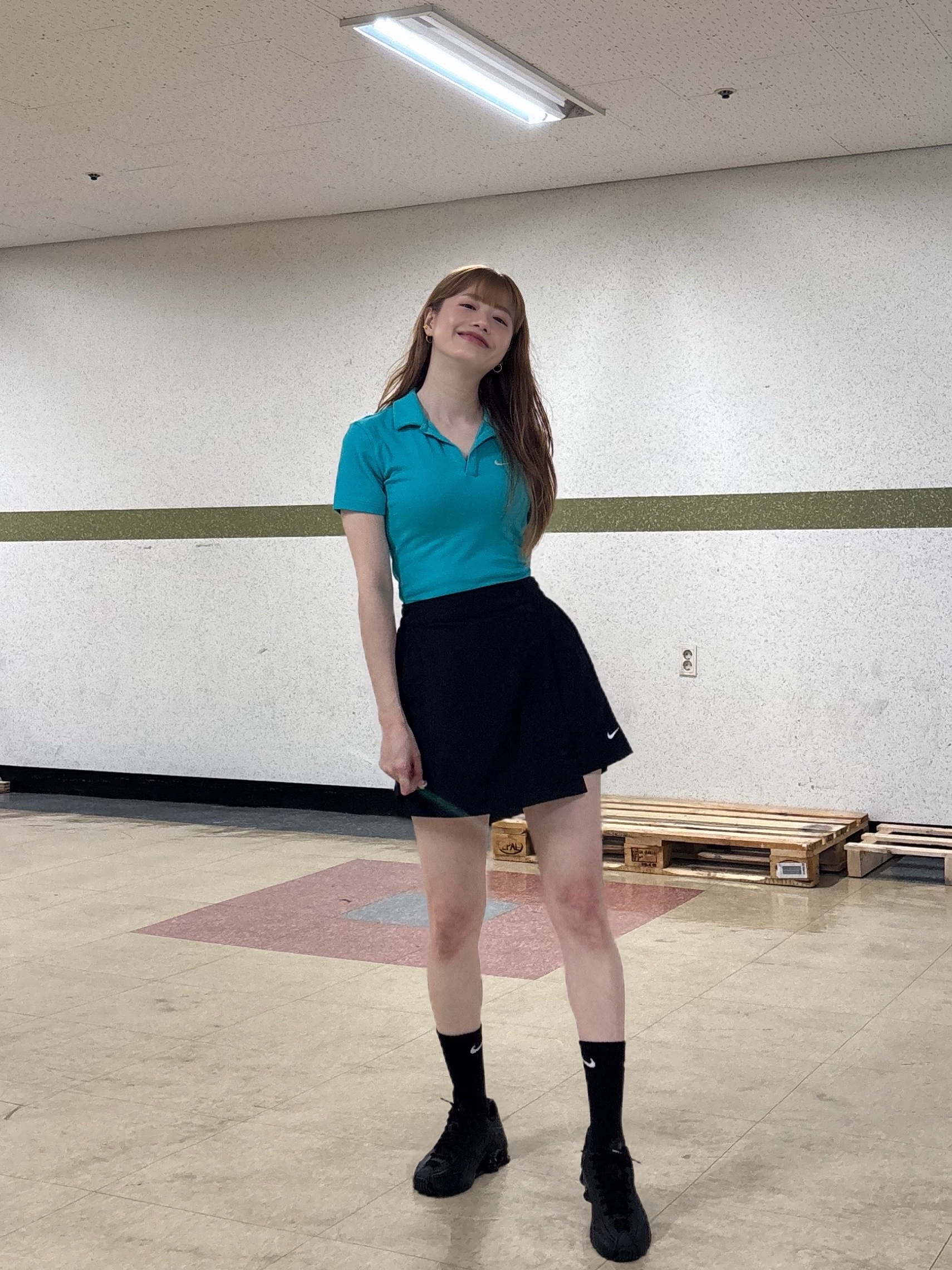 (W) Nike Shox R4 Black, (W) Nike NSW Essential Short Sleeve Polo Top Dusty Cactus Sail - Asia 착용 스타일 - 3