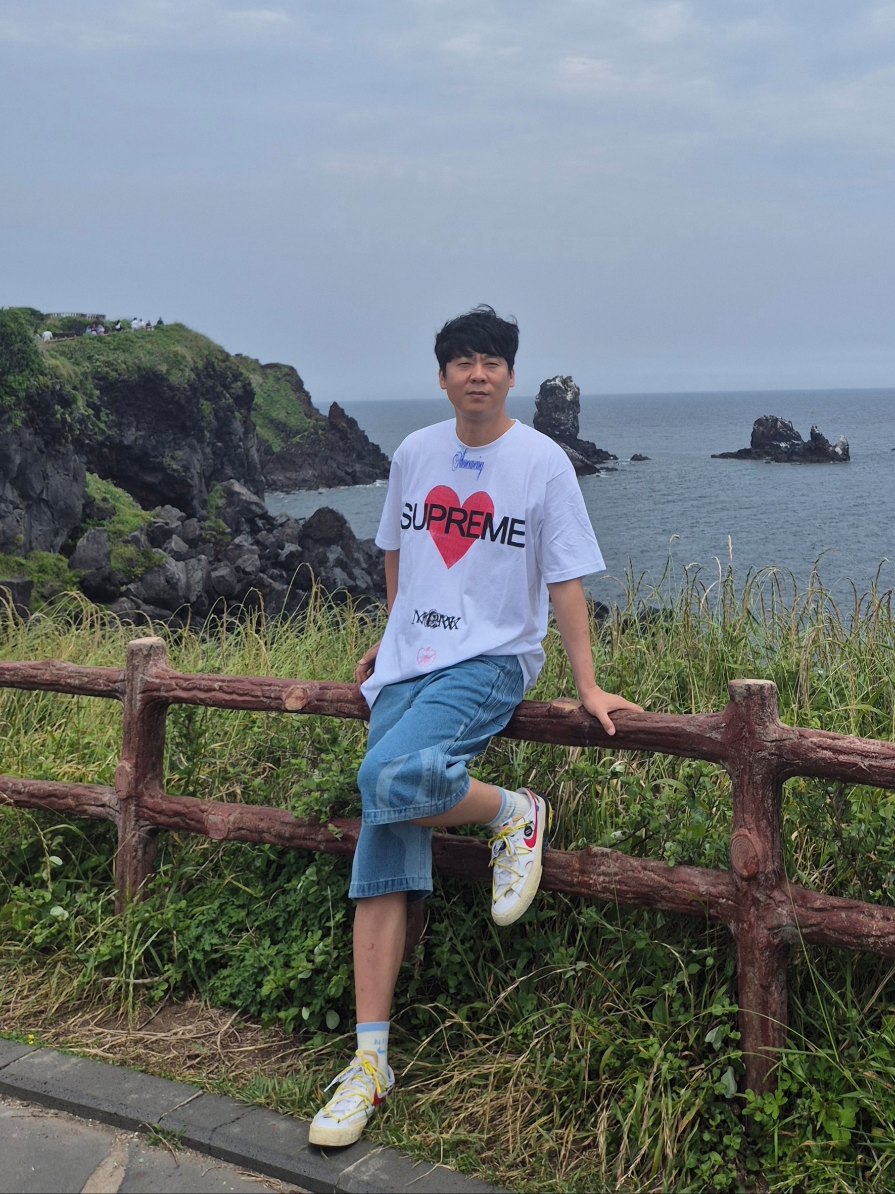Supreme Announcing T-Shirt White - 25SS, Adidas Flames Denim Shorts Blue - KR Sizing 착용 스타일 - 3