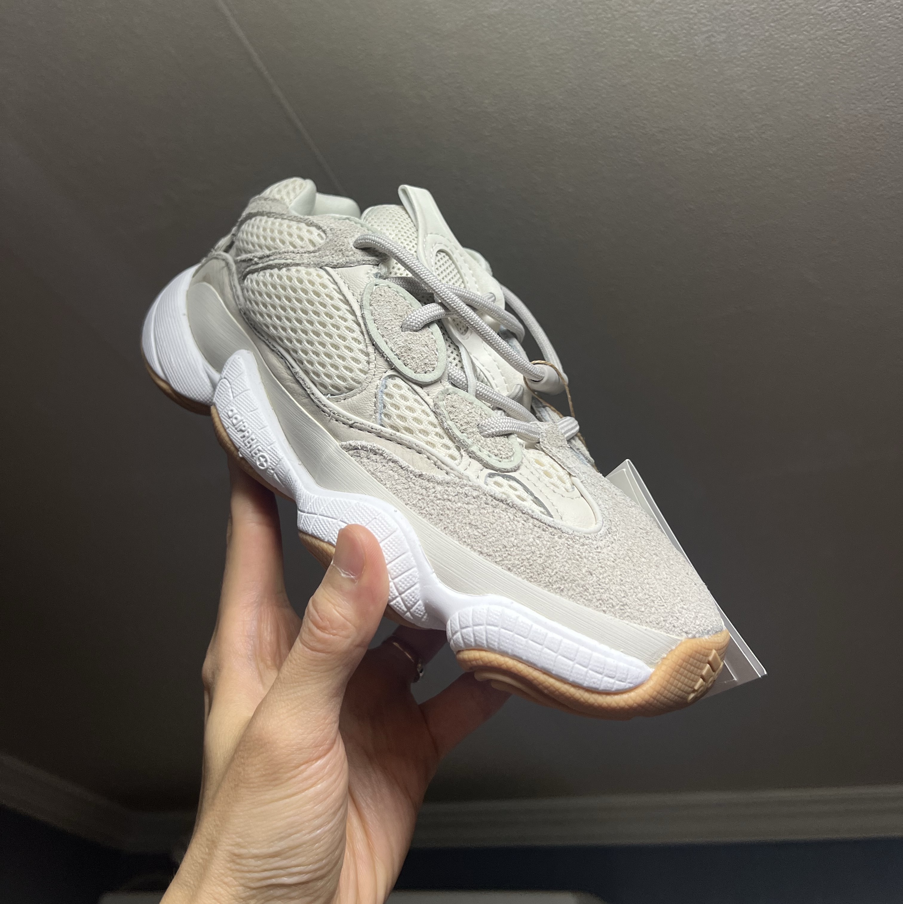 Adidas Yeezy 500 Stone Taupe 착용 스타일