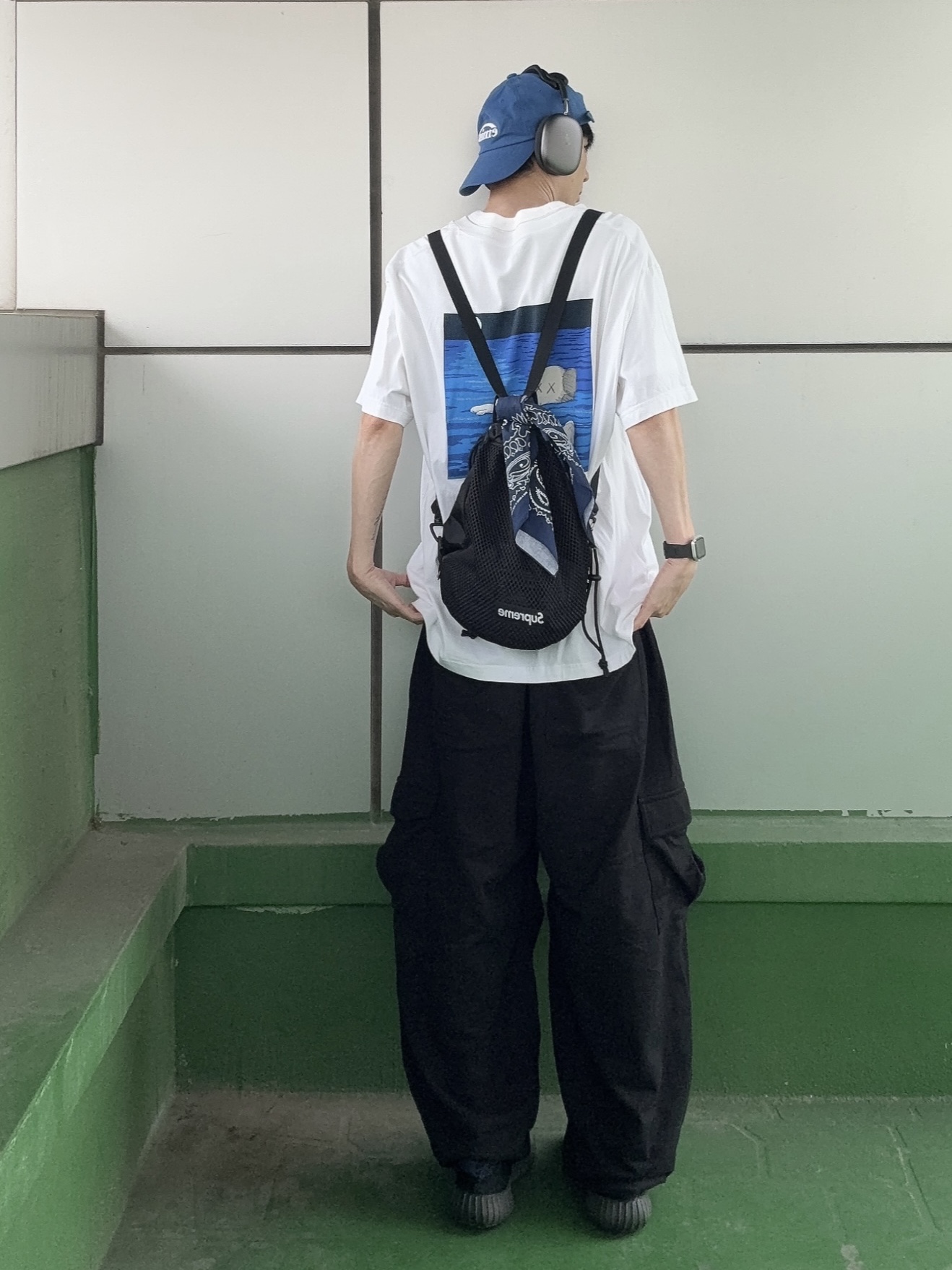 Adidas Yeezy Boost 350 V2 Dazzling Blue, Uniqlo UT x Kaws Short Sleeve Graphic T-Shirt White 착용 스타일 - 2