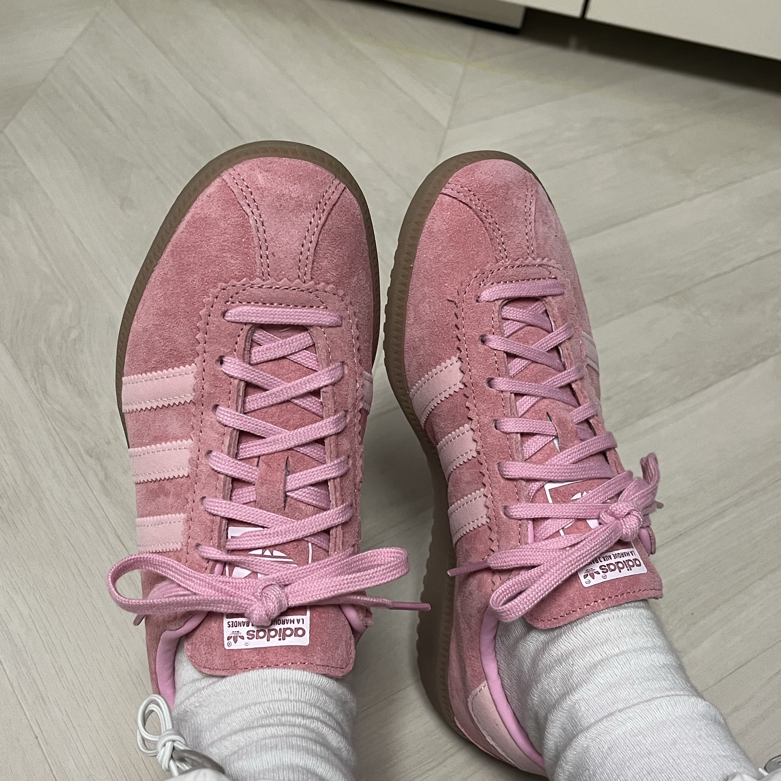 Adidas Bermuda Glow Pink 착용 스타일 - 1