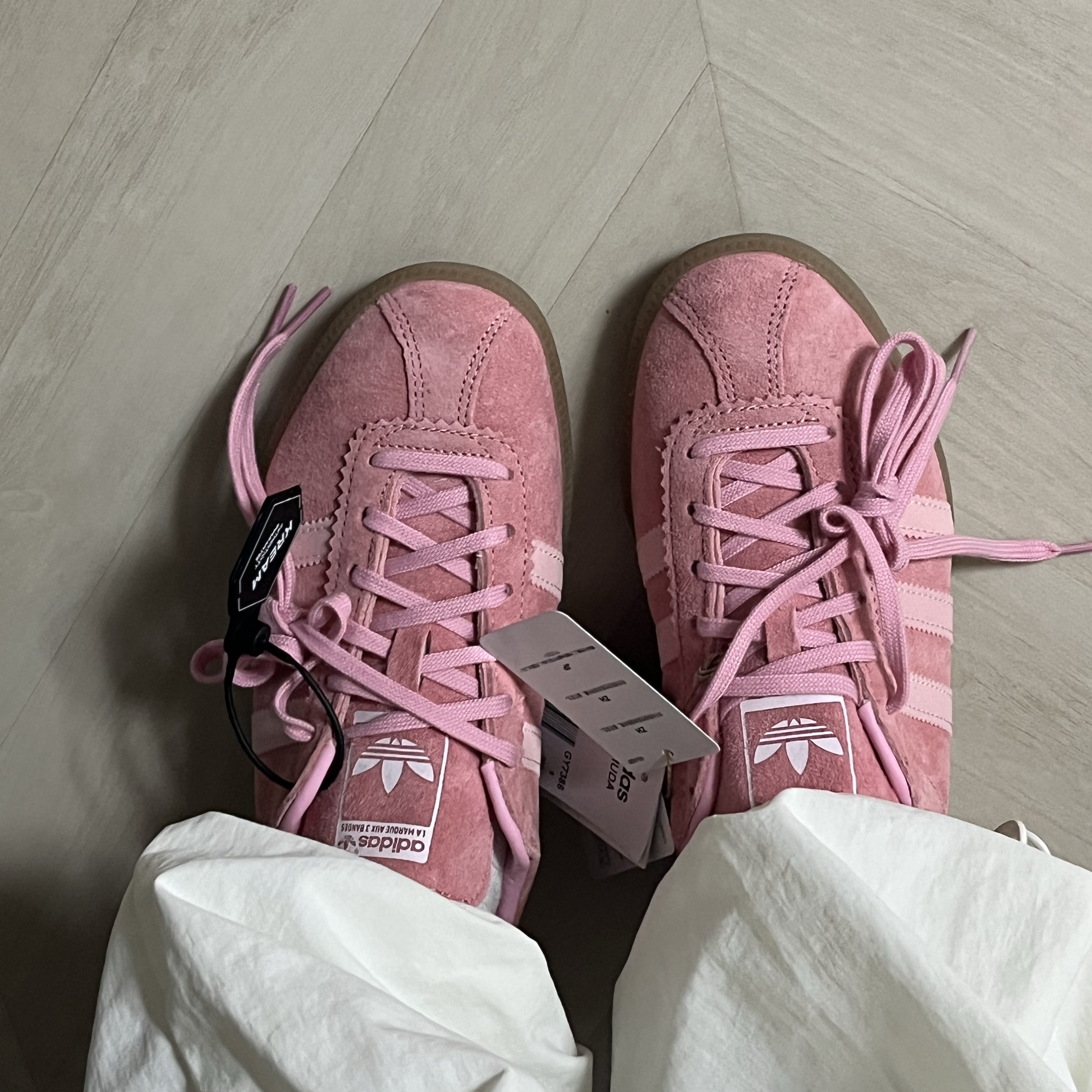 Adidas Bermuda Glow Pink 착용 스타일 - 4