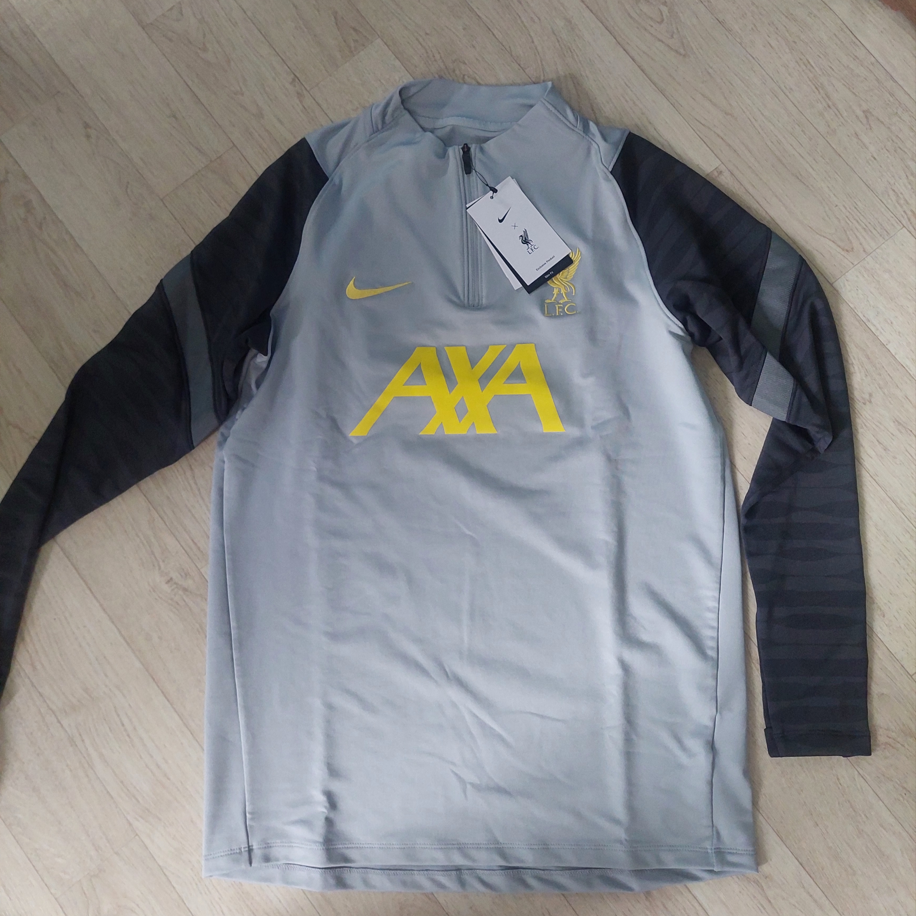 Nike Liverpool FC 2021/22 Dri-Fit Strike Drill Top Wolf Grey Chrome Yellow 착용 스타일