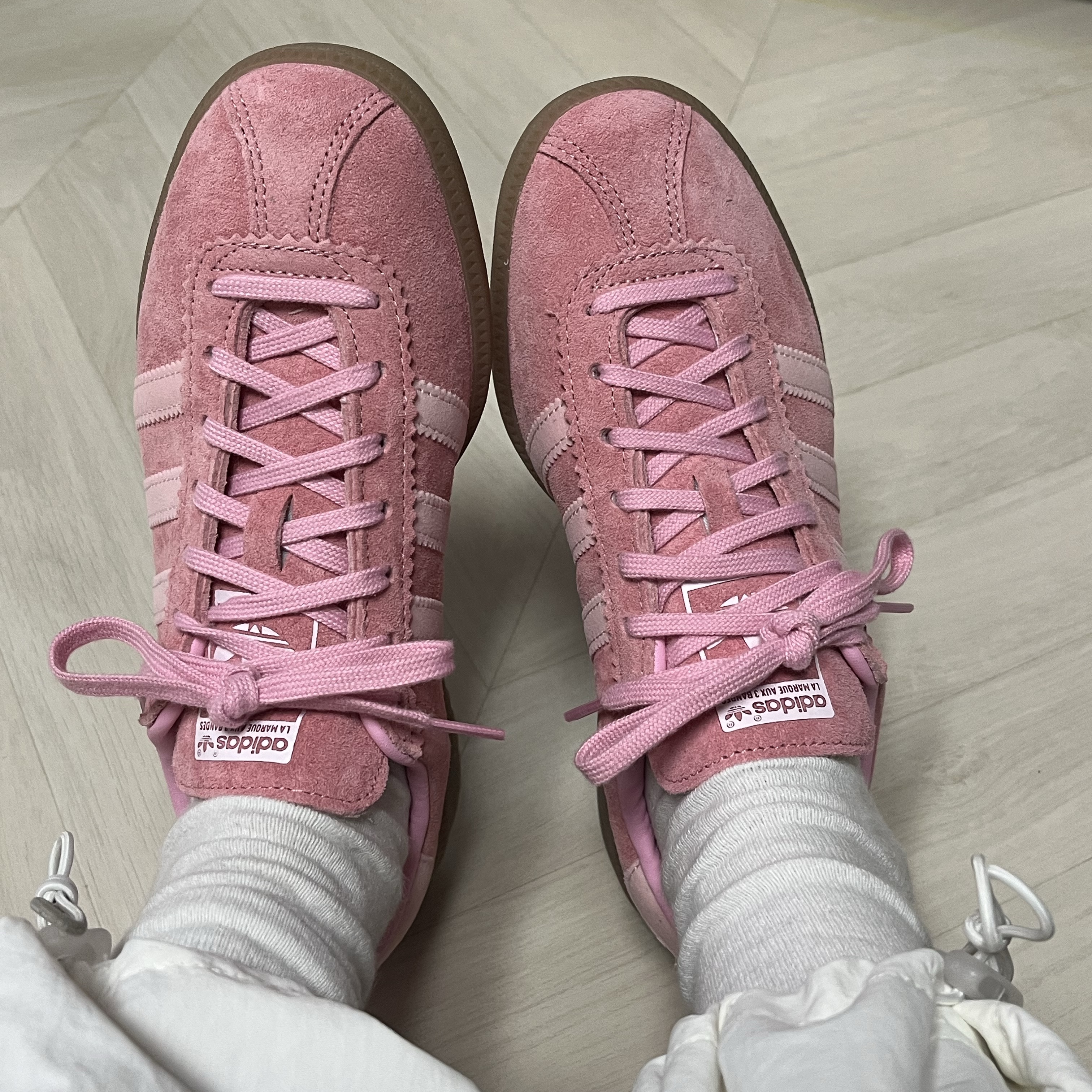 Adidas Bermuda Glow Pink 착용 스타일 - 2