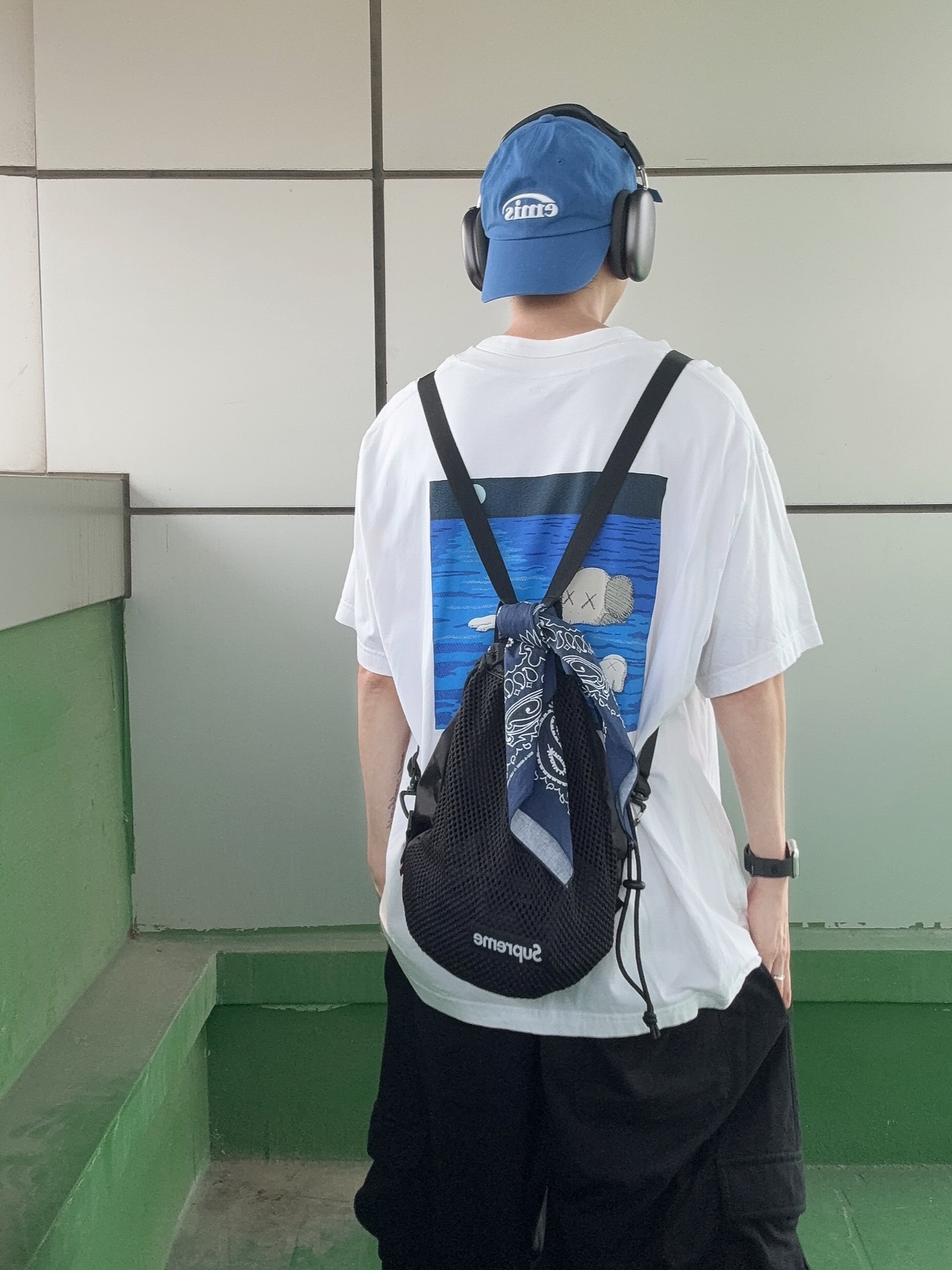 Adidas Yeezy Boost 350 V2 Dazzling Blue, Uniqlo UT x Kaws Short Sleeve Graphic T-Shirt White 착용 스타일 - 3
