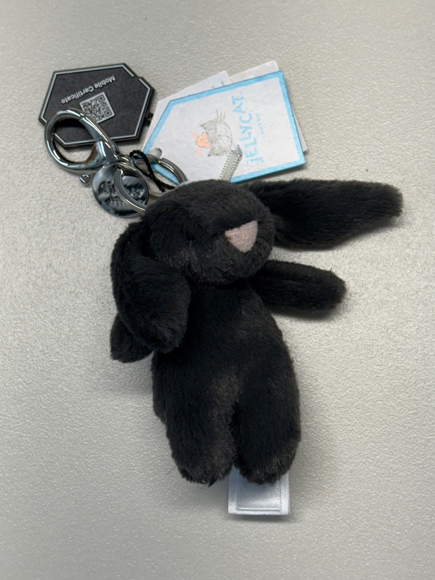 Jellycat Bashful Bunny Bag Charm Ink 착용 스타일