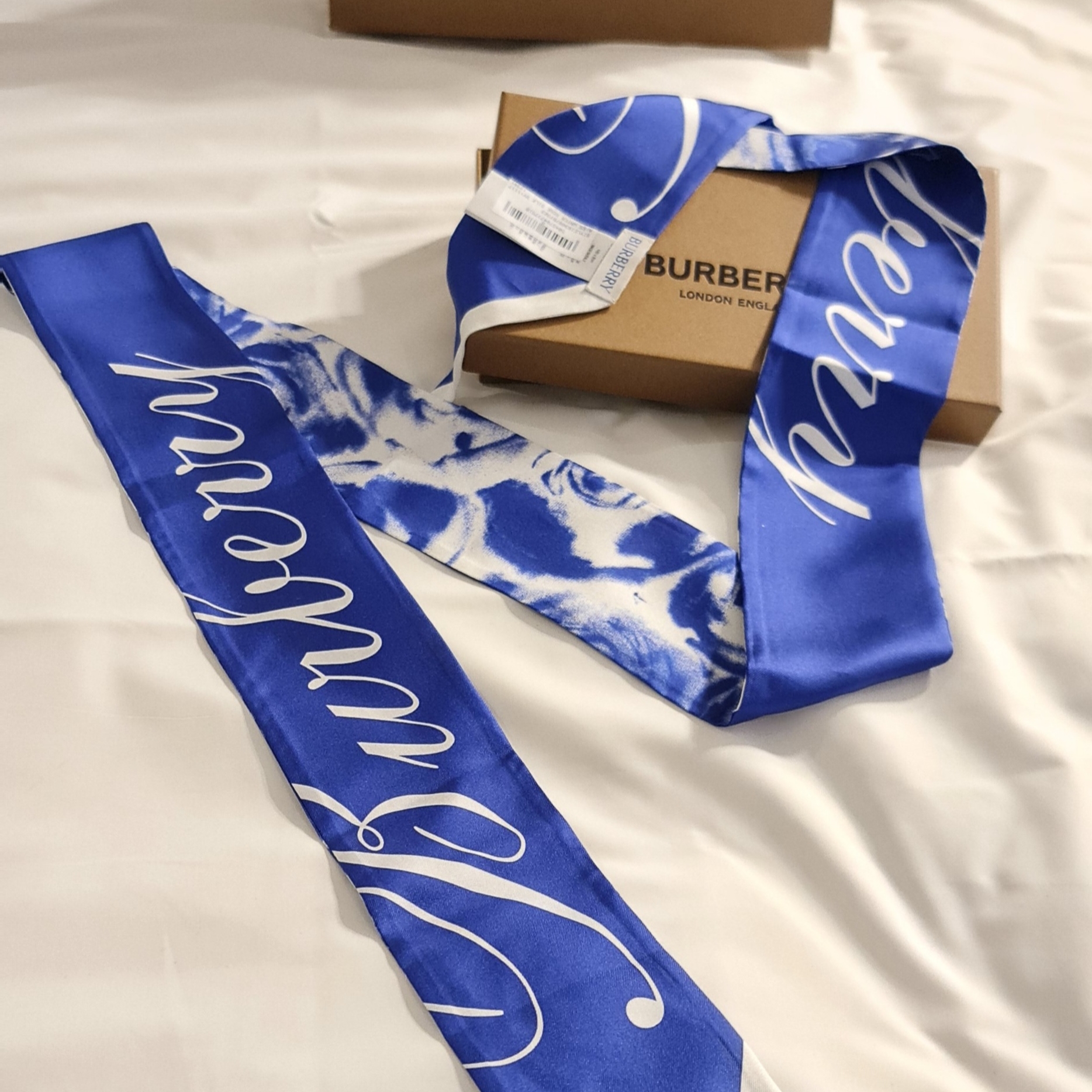 Burberry Rose Print Silk Skinny Scarf  Knight 착용 스타일