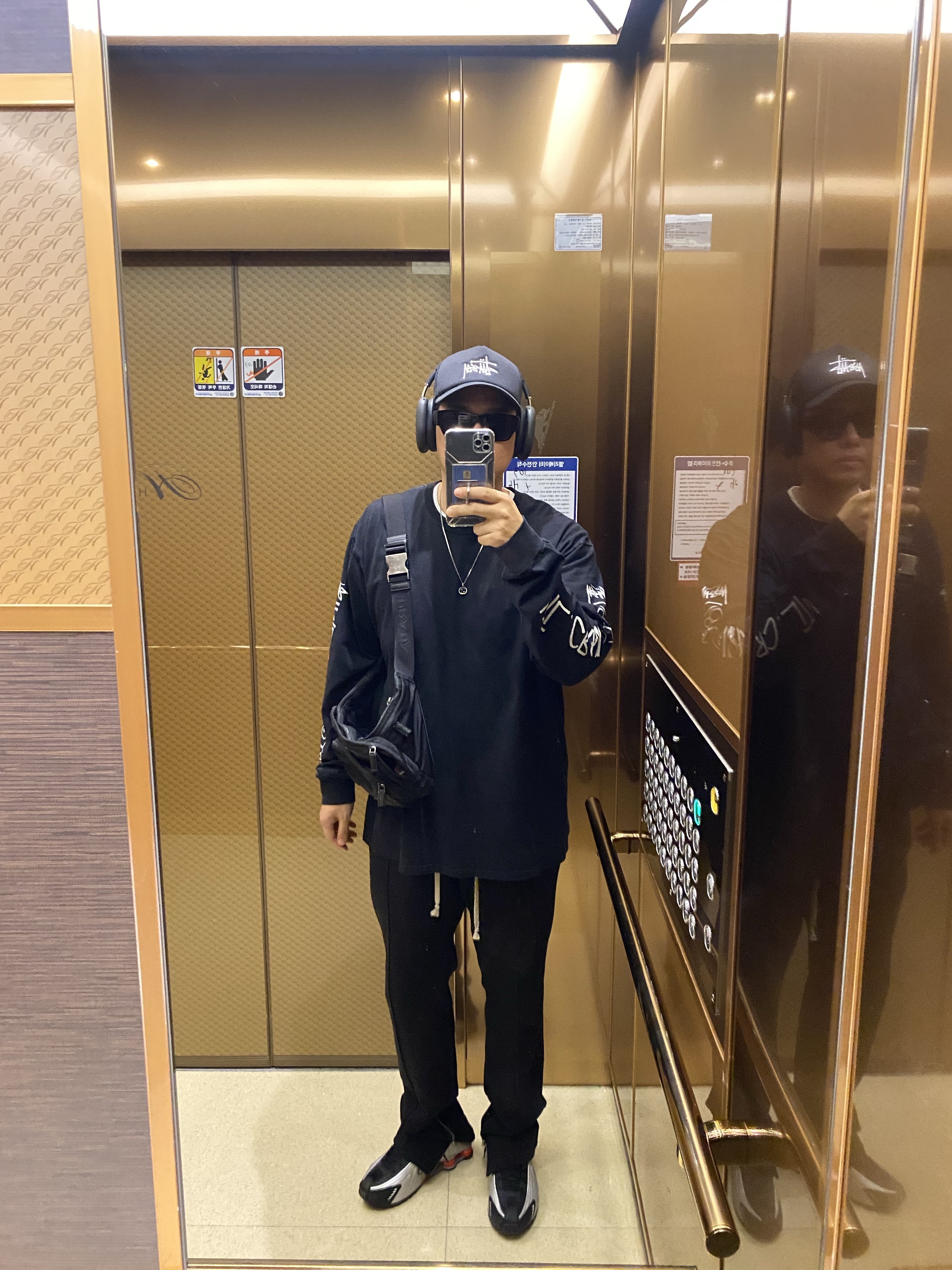 Apple AirPods Max USB C Midnight (Korean Ver.), Stussy Basic Trucker Cap Black 착용 스타일