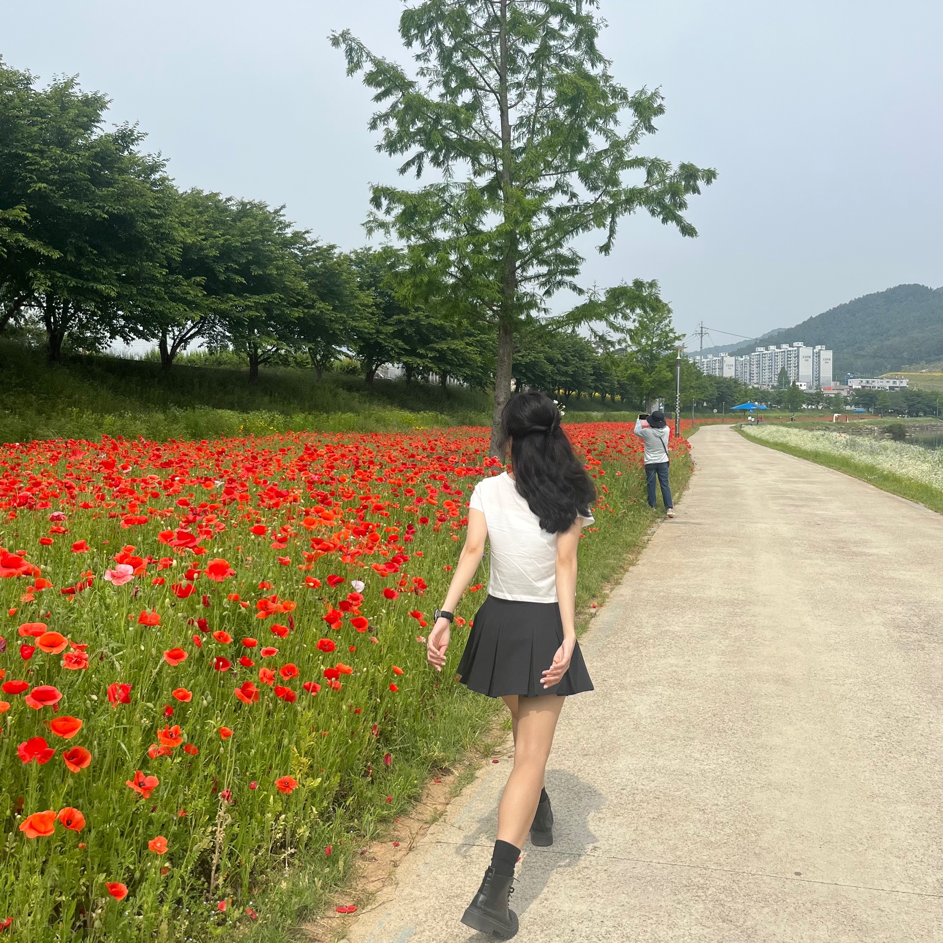(W) Matin Kim Logo Crop Top White 착용 스타일 - 2