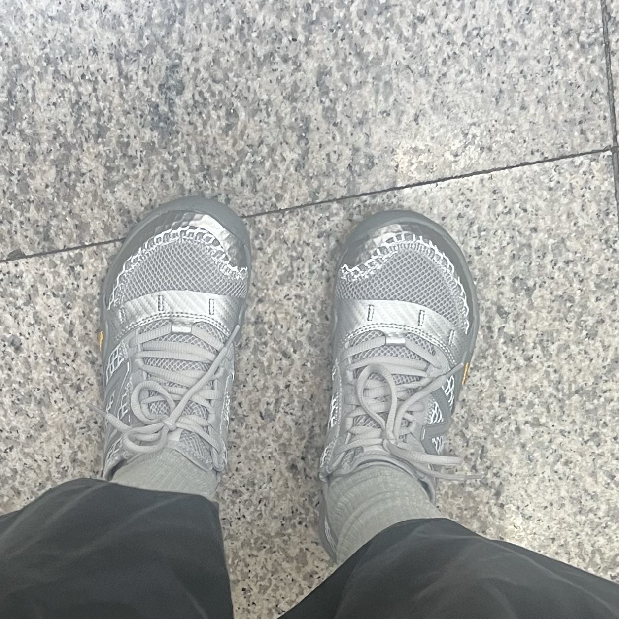 New Balance Minimus MT10O Slate Grey Silver Metallic 착용 스타일