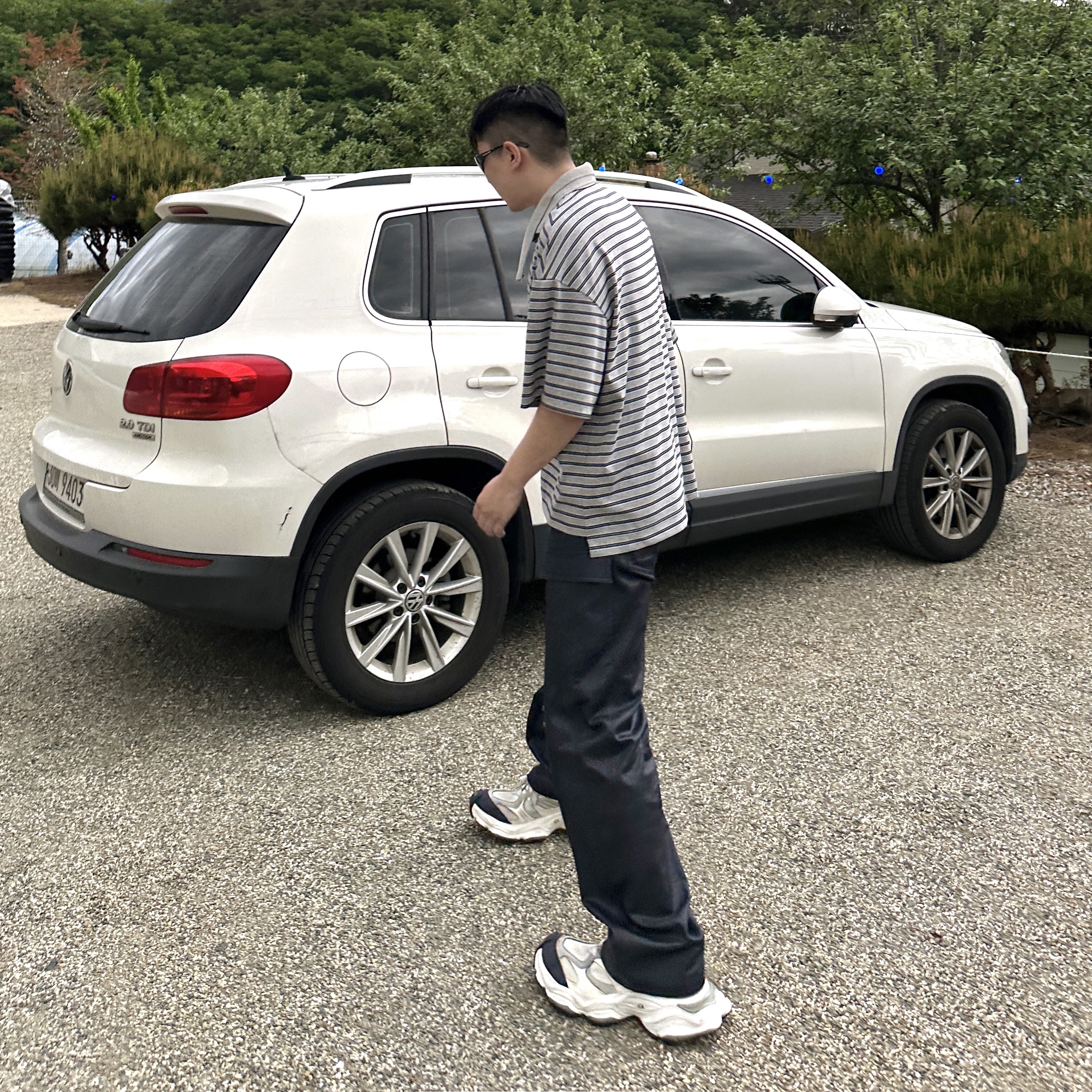 [KREAM 단독] Civision by CSC Double Collar Polo Grey Blue Striped, Balenciaga Cargo Sneakers White Grey 착용 스타일 - 2