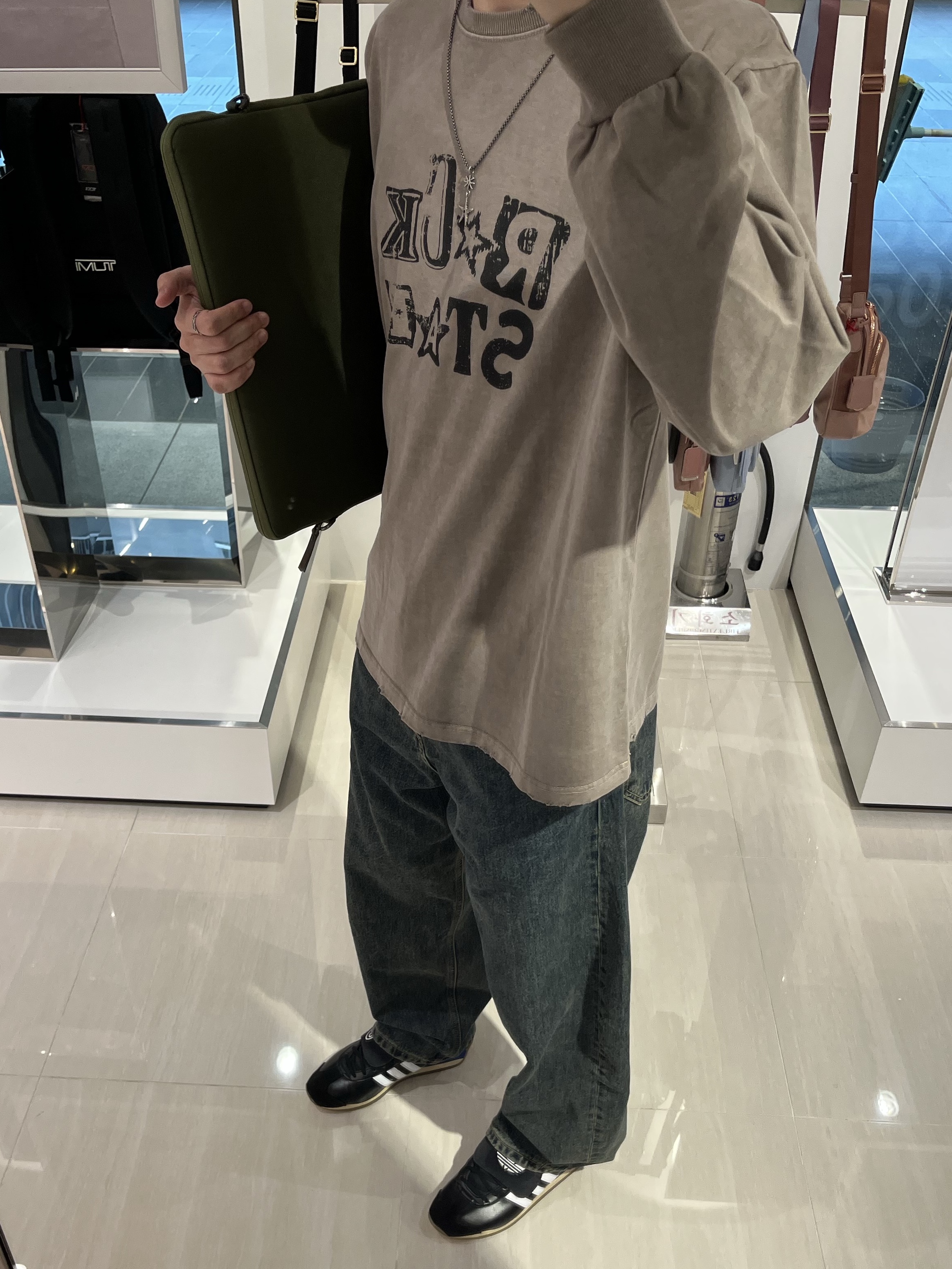 Hatchingroom Curve Jeans Vintage Blue, Adidas x Yeseyesee Country OG Core Black Cloud White 착용 스타일 - 3