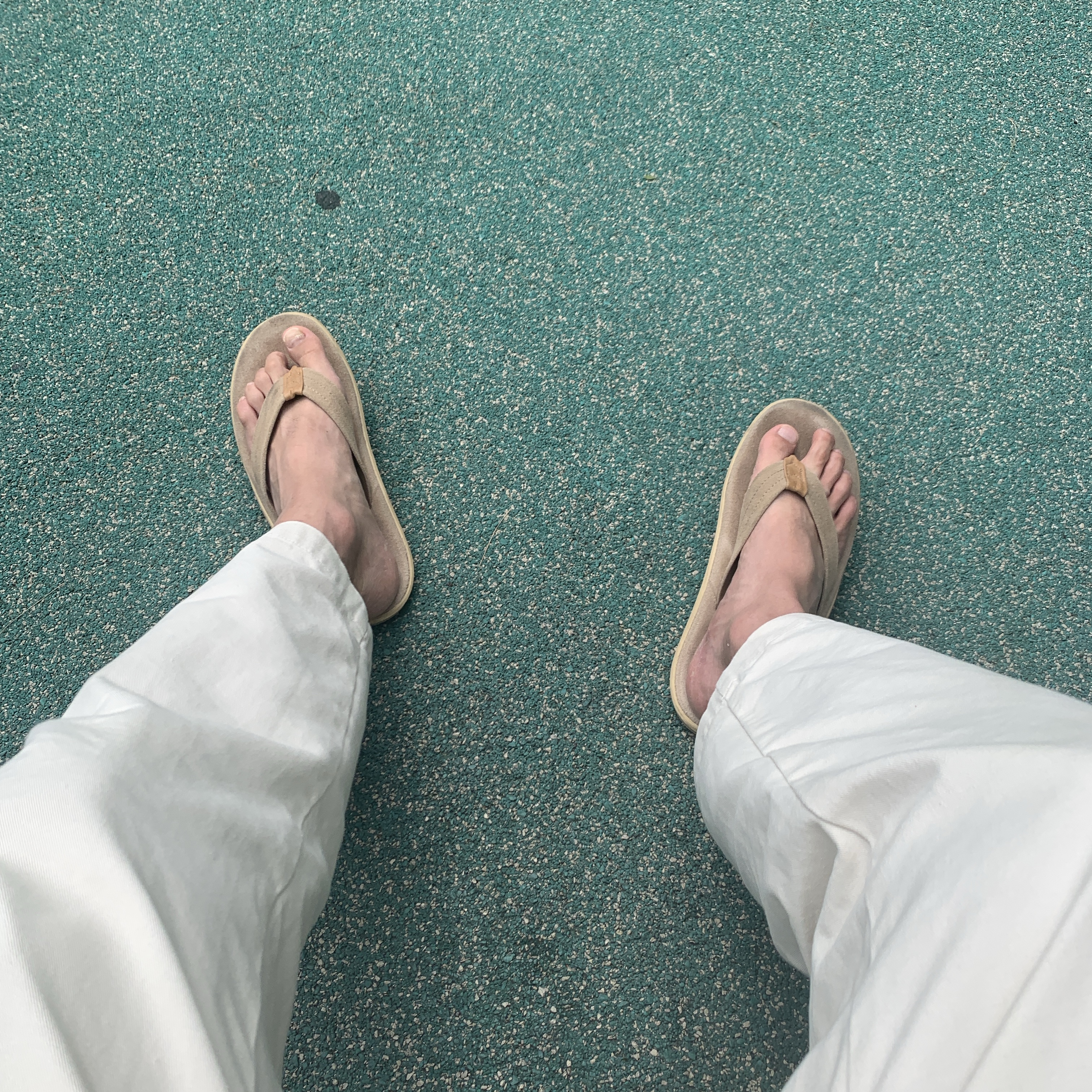 Island Slipper Classic Ultimate Suede Taupe Tan 착용 스타일