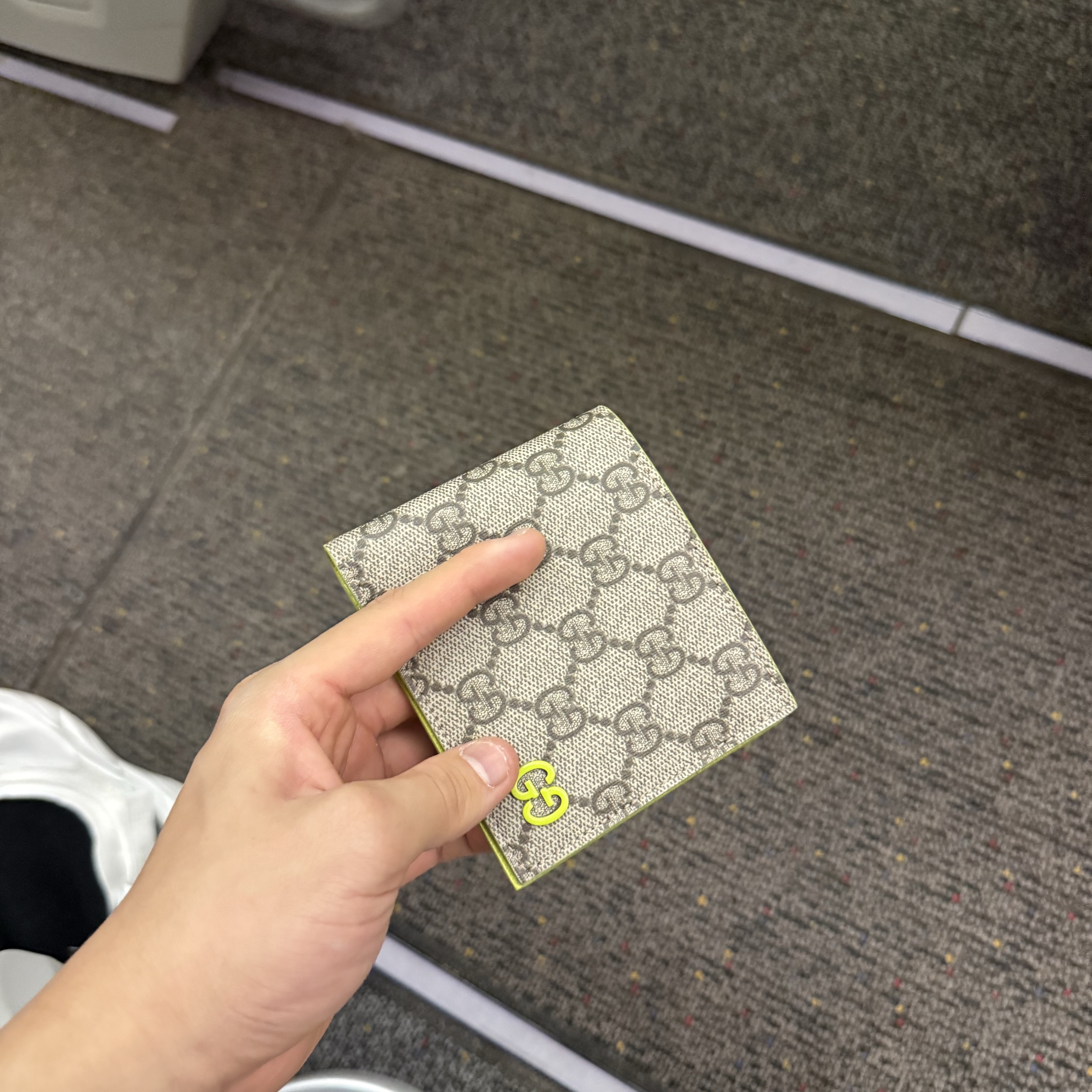 Gucci GG Wallet With Grey Interior Black 착용 스타일