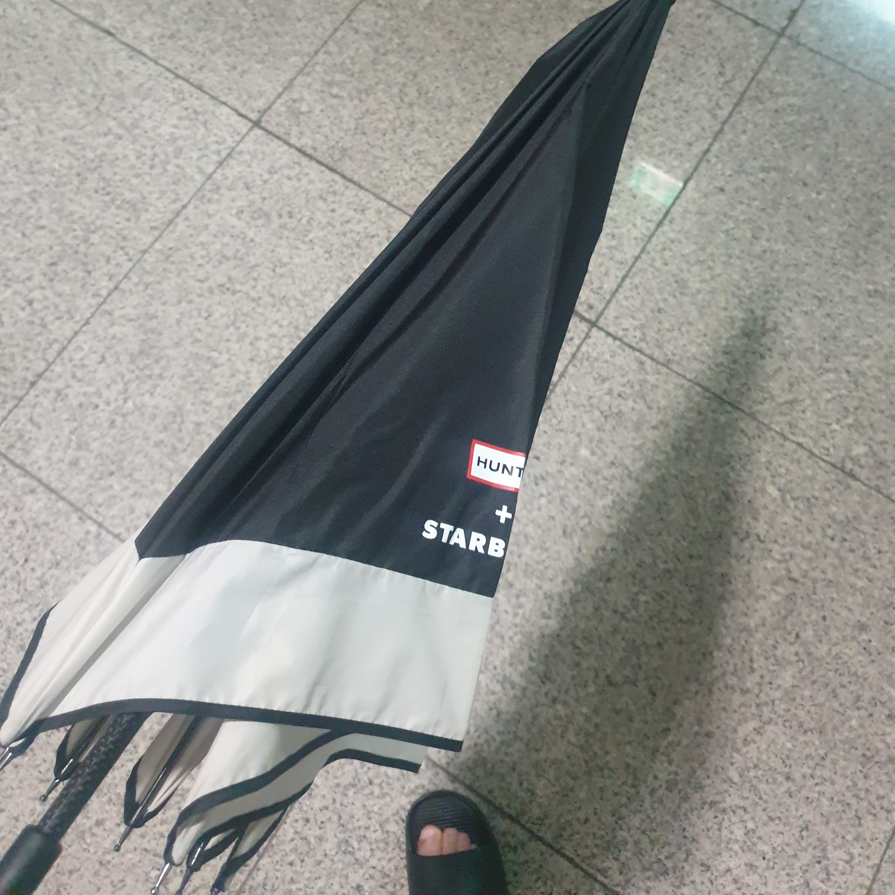 Starbucks x Hunter Light Umbrella Black, Nike Calm Slide Black 착용 스타일