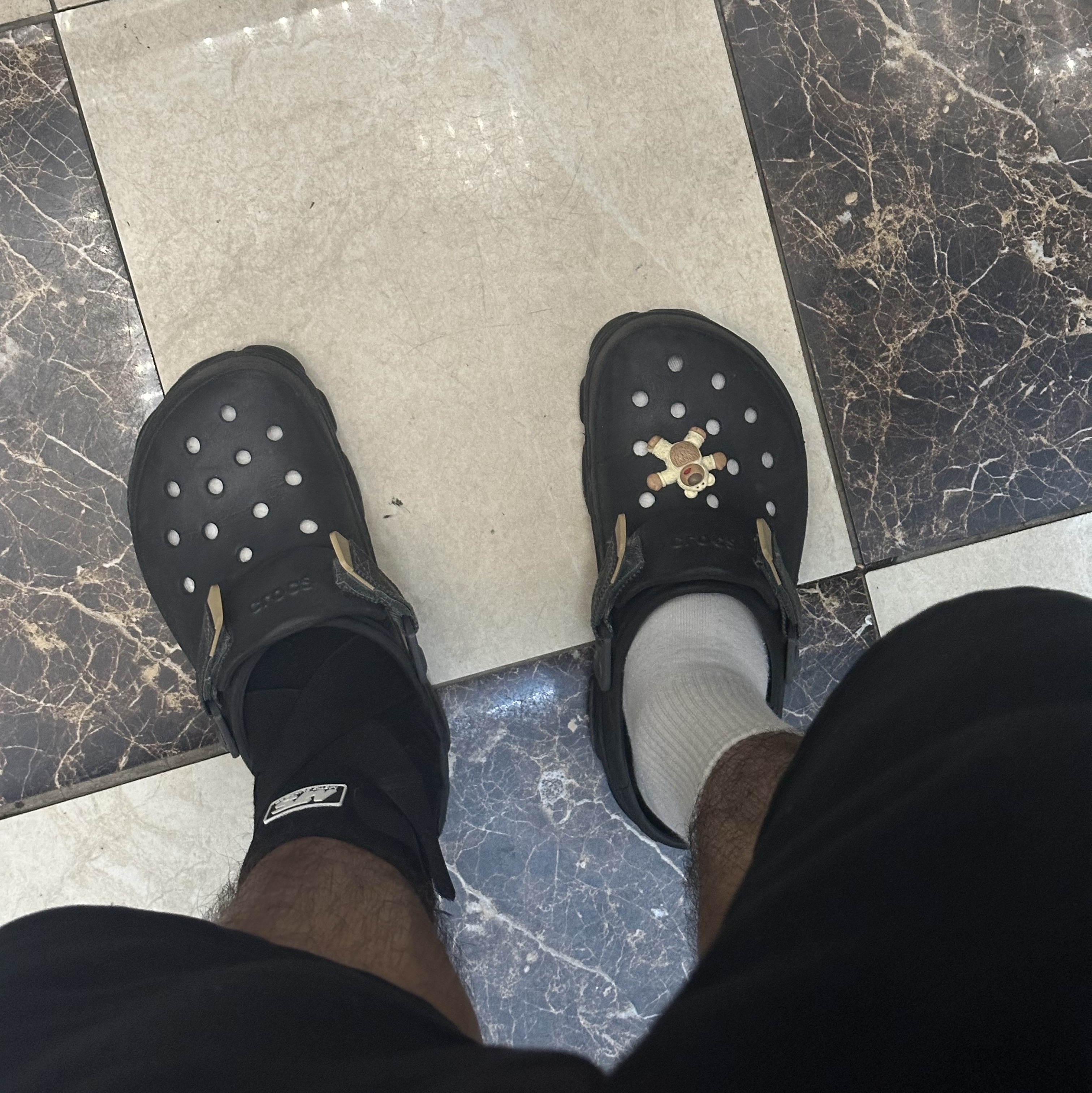 Crocs All Terrain Clog Black 착용 스타일