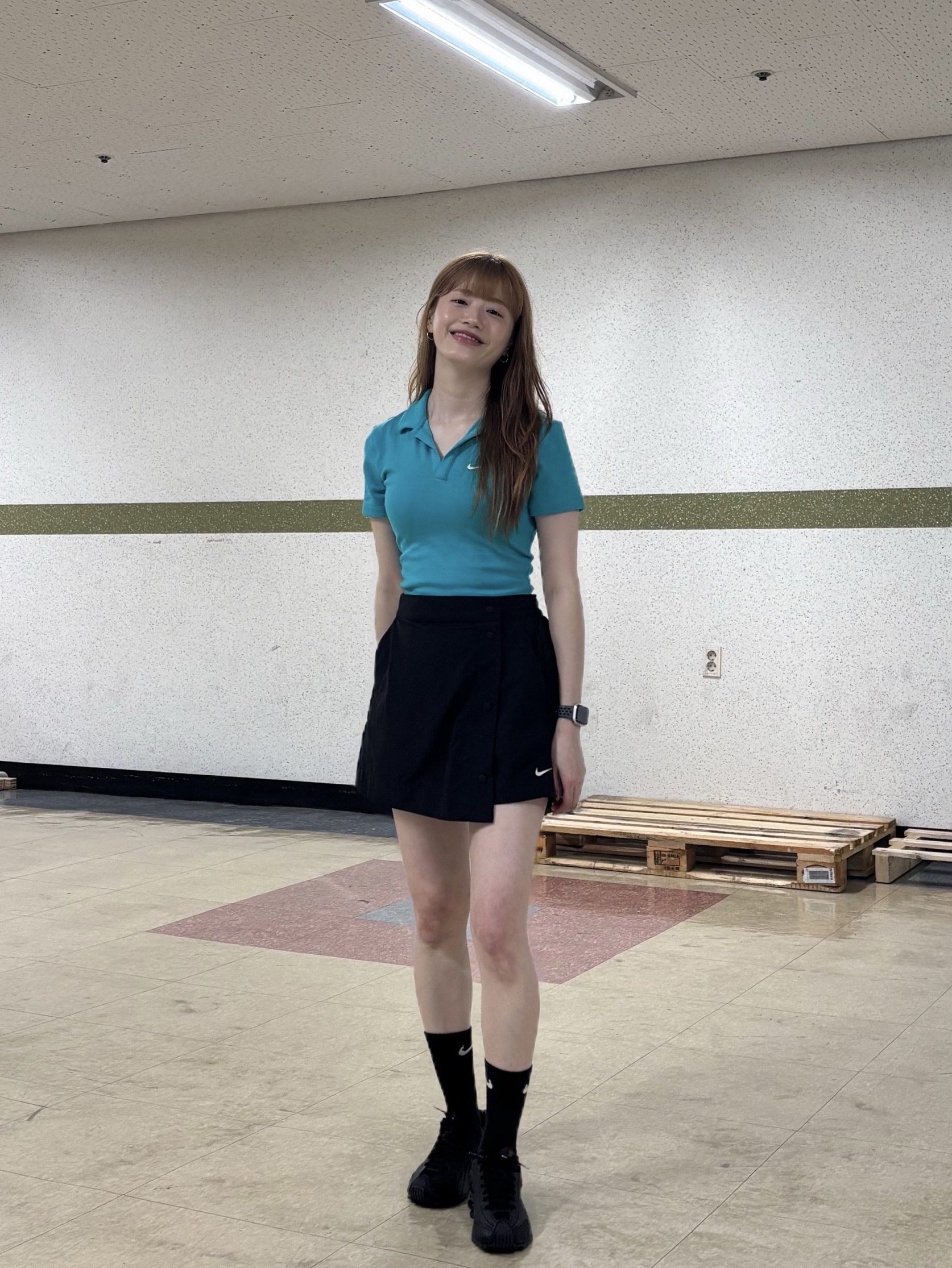 (W) Nike Shox R4 Black, (W) Nike NSW Essential Short Sleeve Polo Top Dusty Cactus Sail - Asia 착용 스타일 - 1