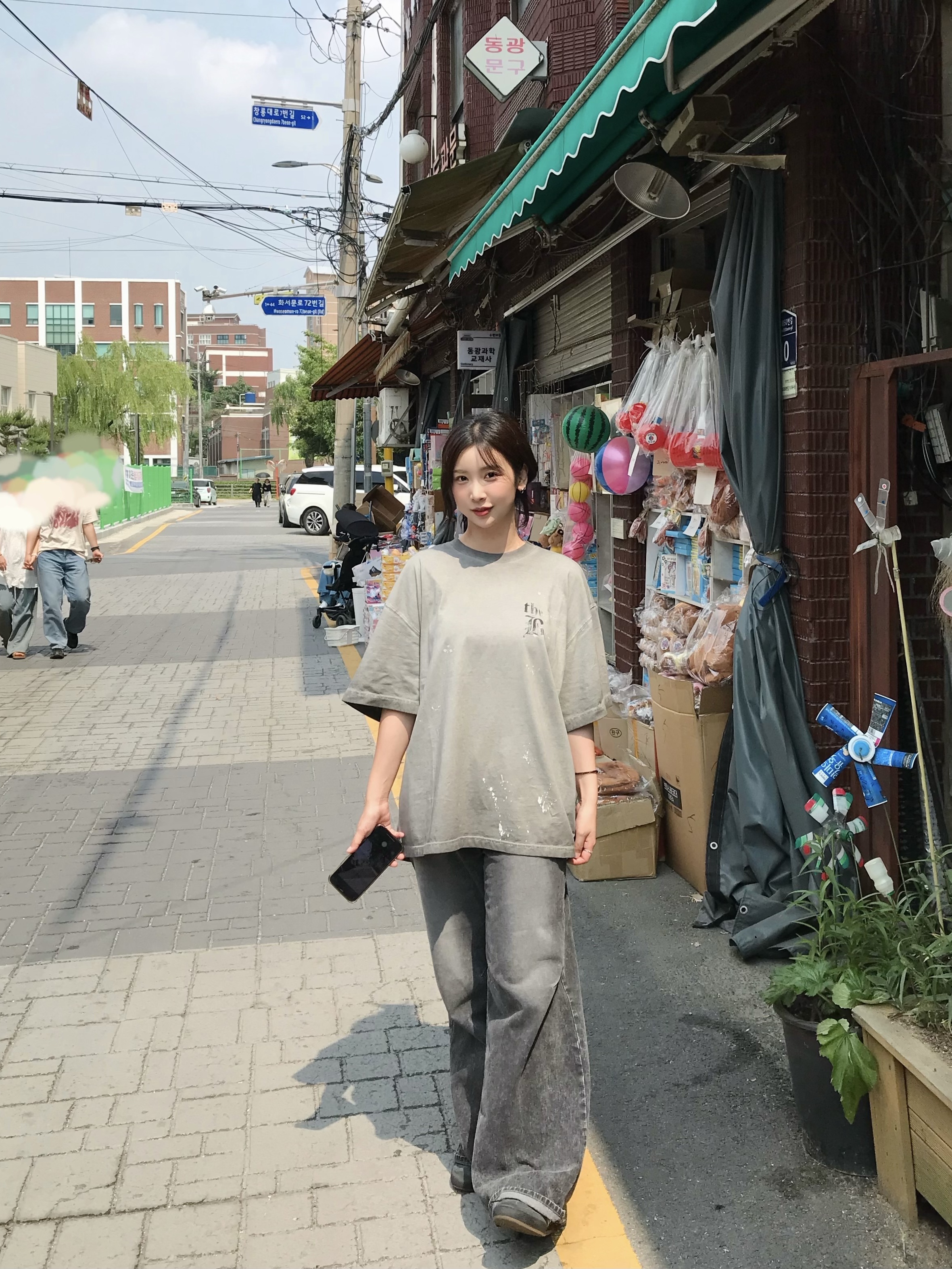 A.P.C. Recuperation Satchel Bag Black, Adidas Jeans Black White 착용 스타일 - 2