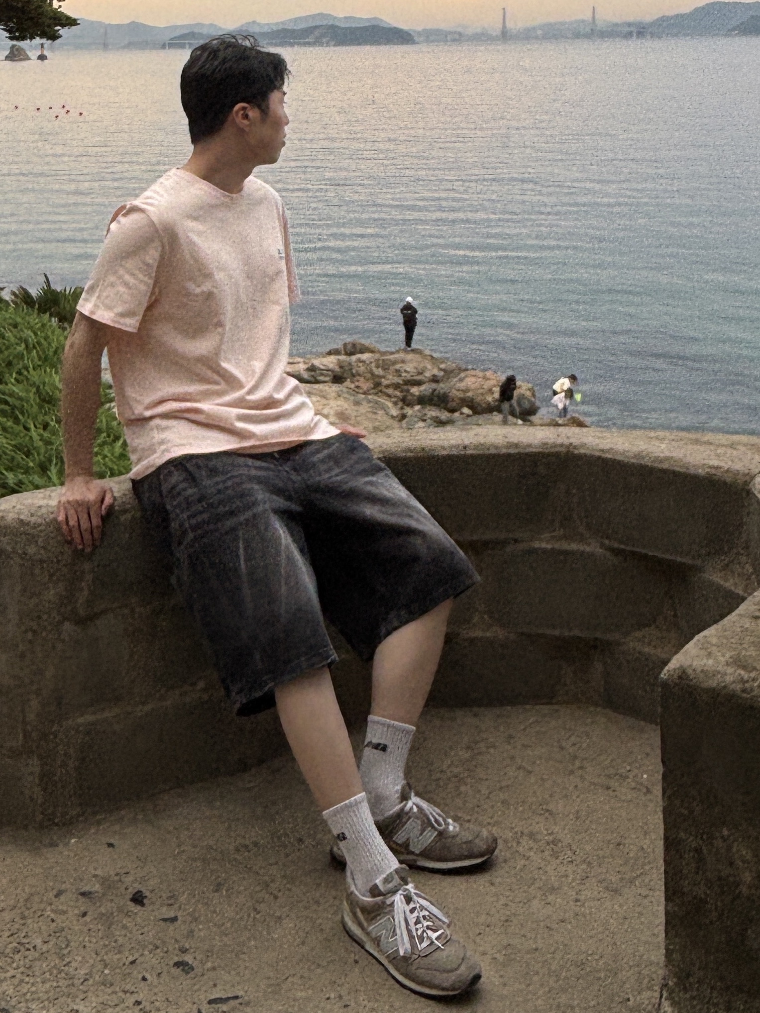 Millo Archive Denim Bermuda Pants Washed Black, A.P.C. Raymond T-shirt Off White Blue 착용 스타일