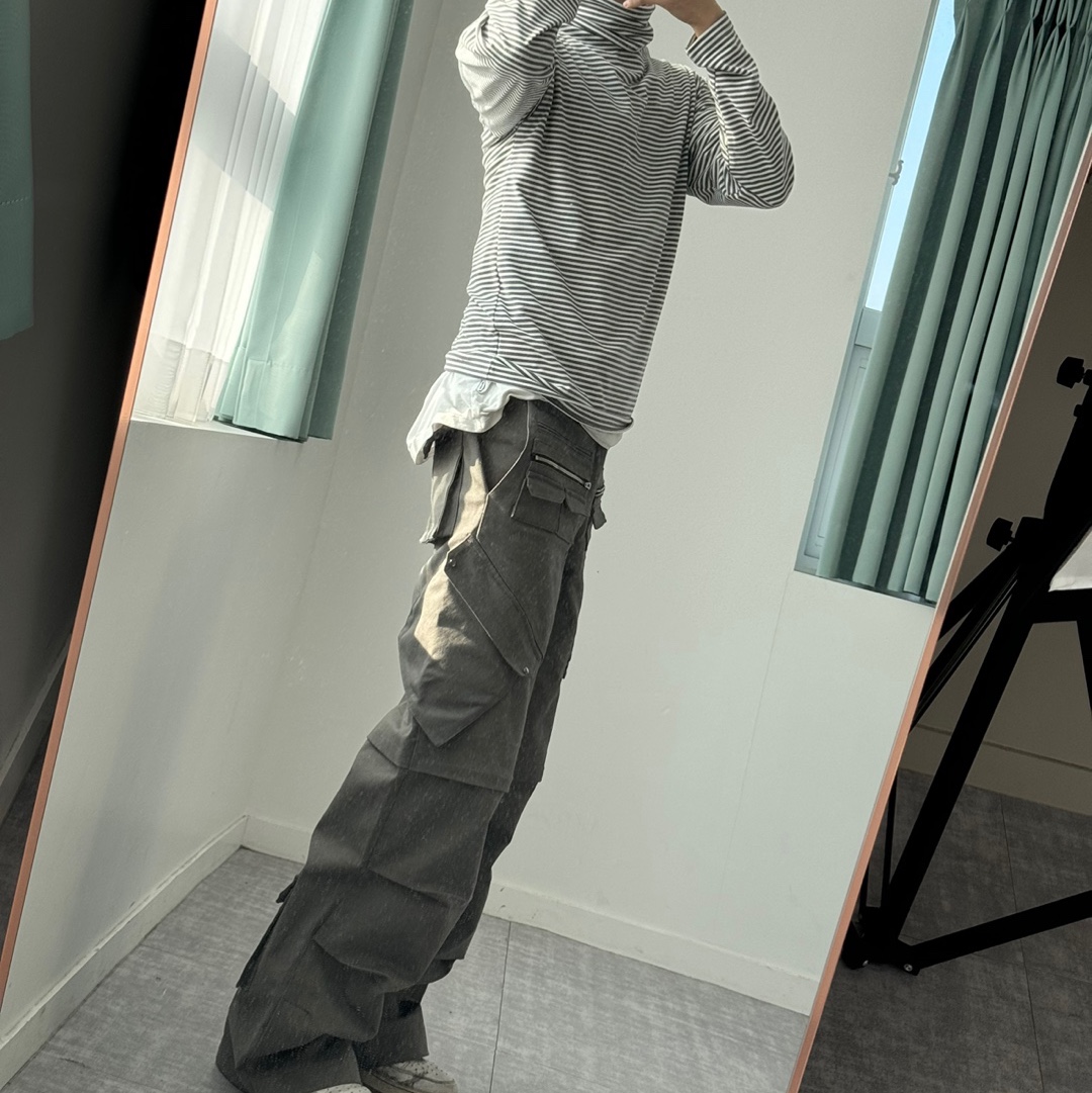 Blue Sunflower Utlity Cargo Pants Khaki 착용 스타일 - 1