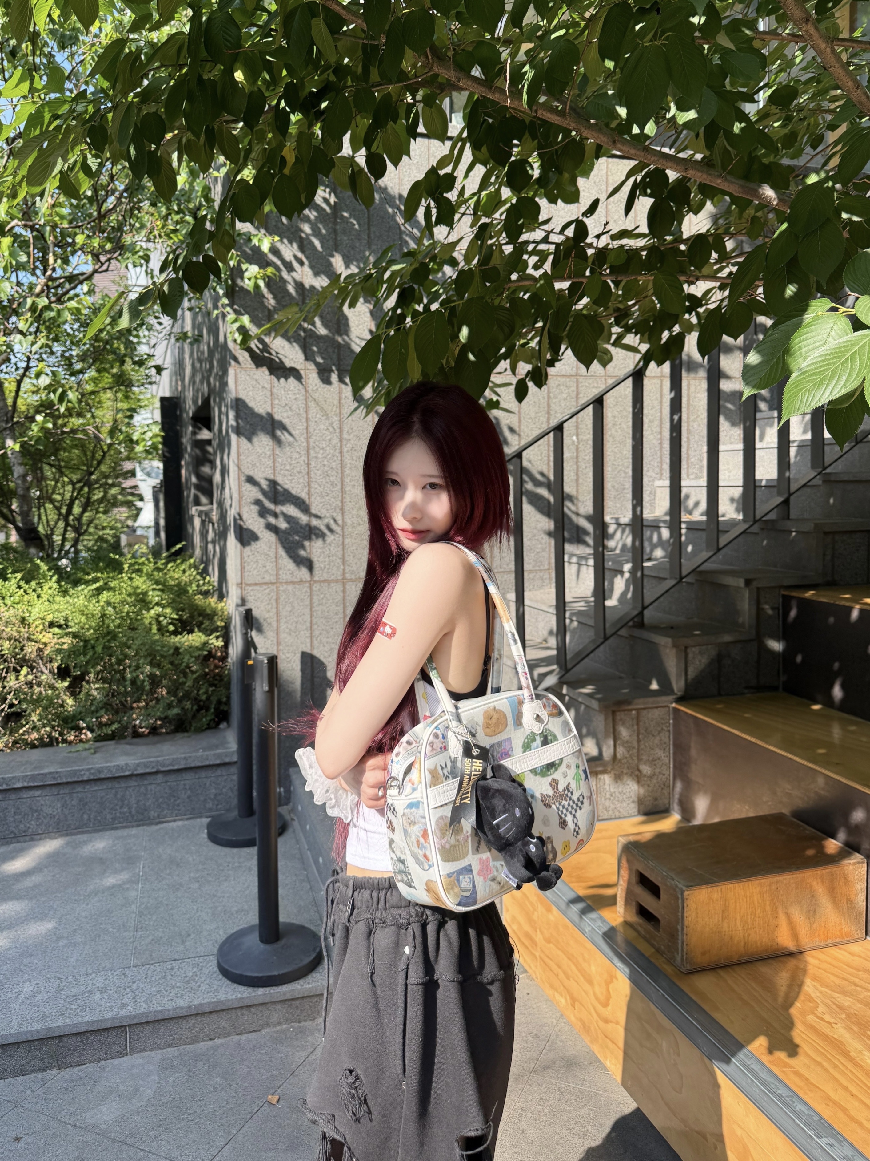 UnsteadyMarket Collage Tote Bag 착용 스타일 - 2