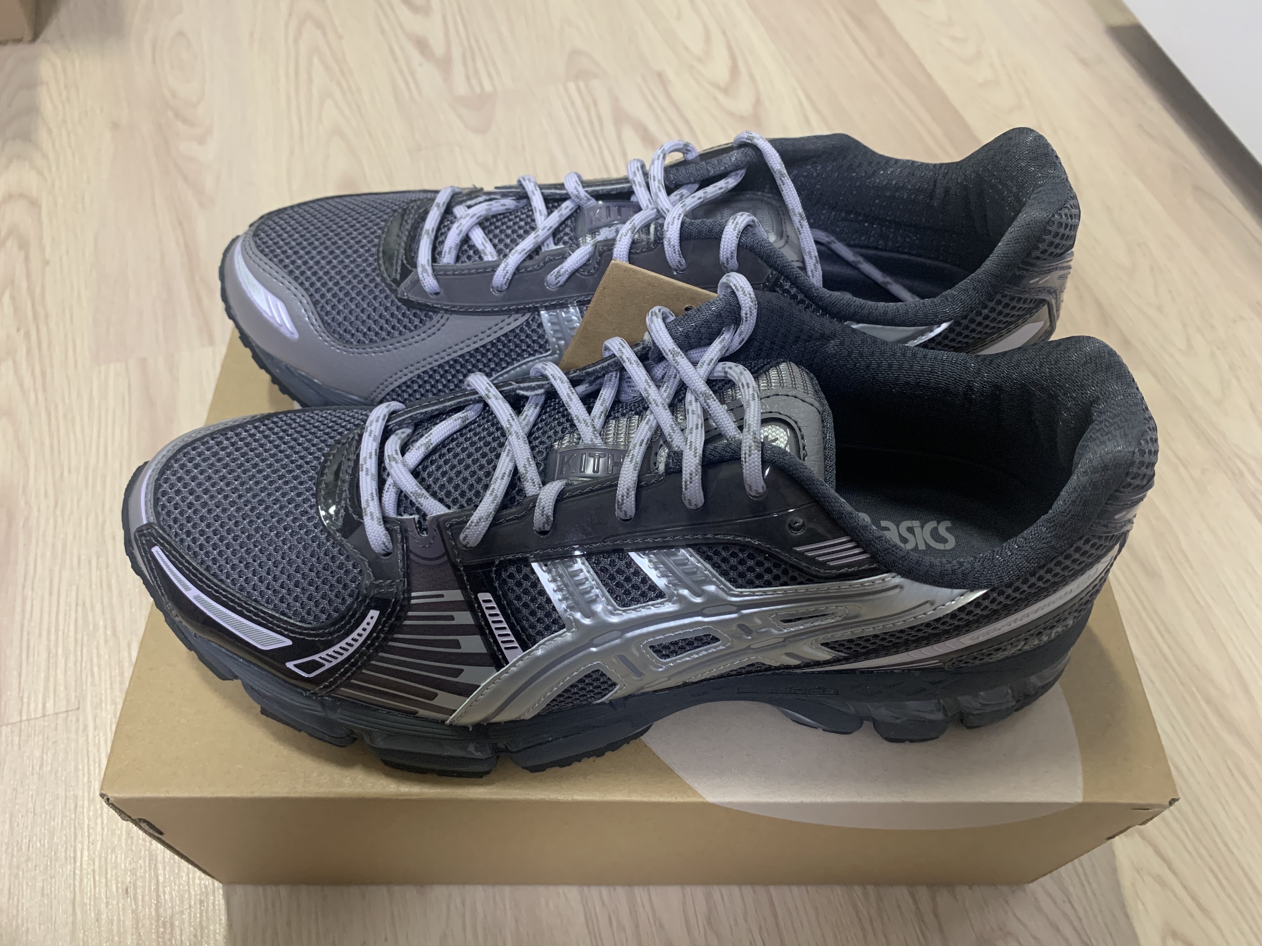 Asics x Kith Gel-Kayano 12.1 Tornado Pure Silver 착용 스타일 - 1