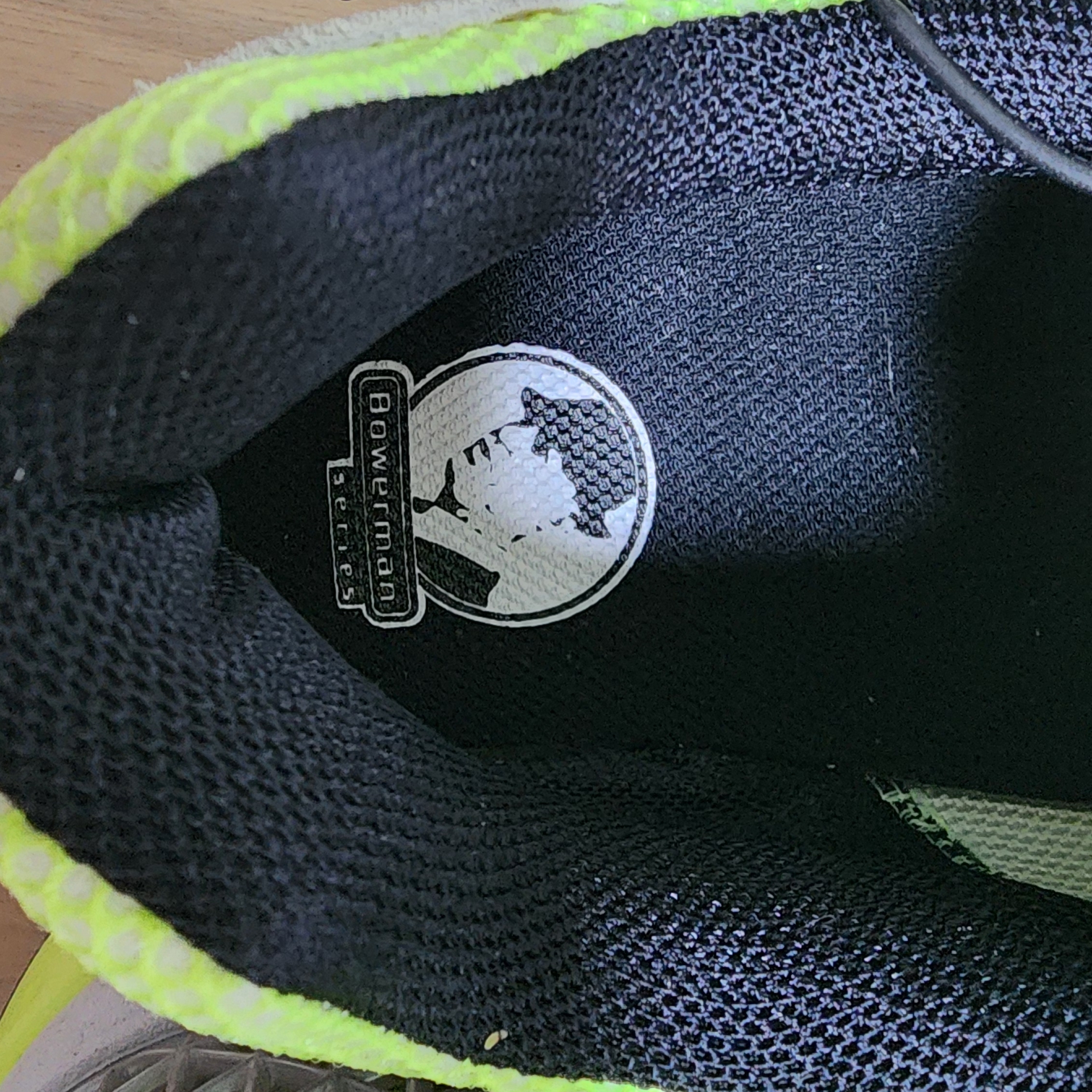 Nike Zoom Vomero 5 Volt Metallic Platinum 착용 스타일 - 3