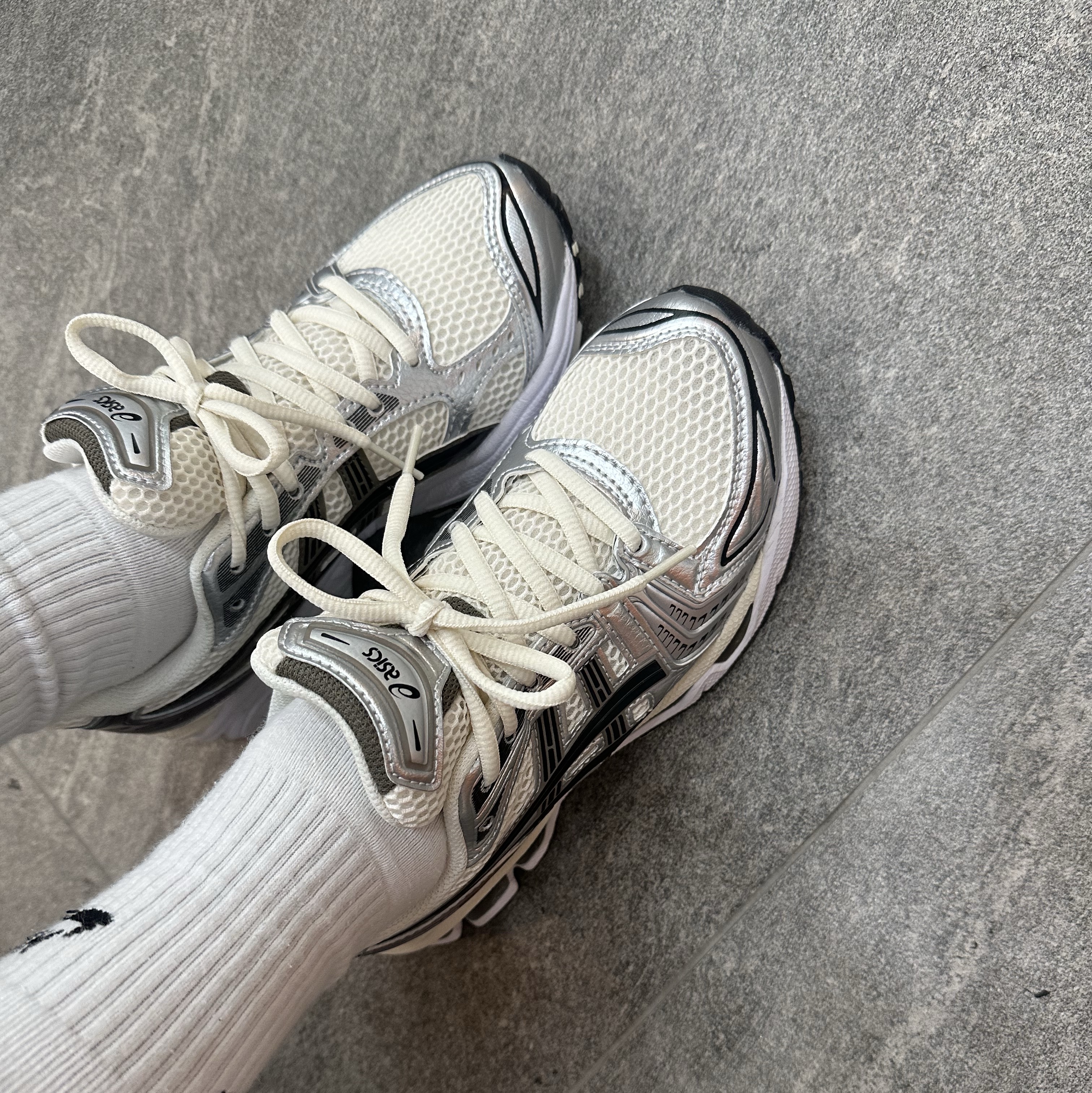 Asics Gel-Kayano 14 Cream Black 착용 스타일 - 2