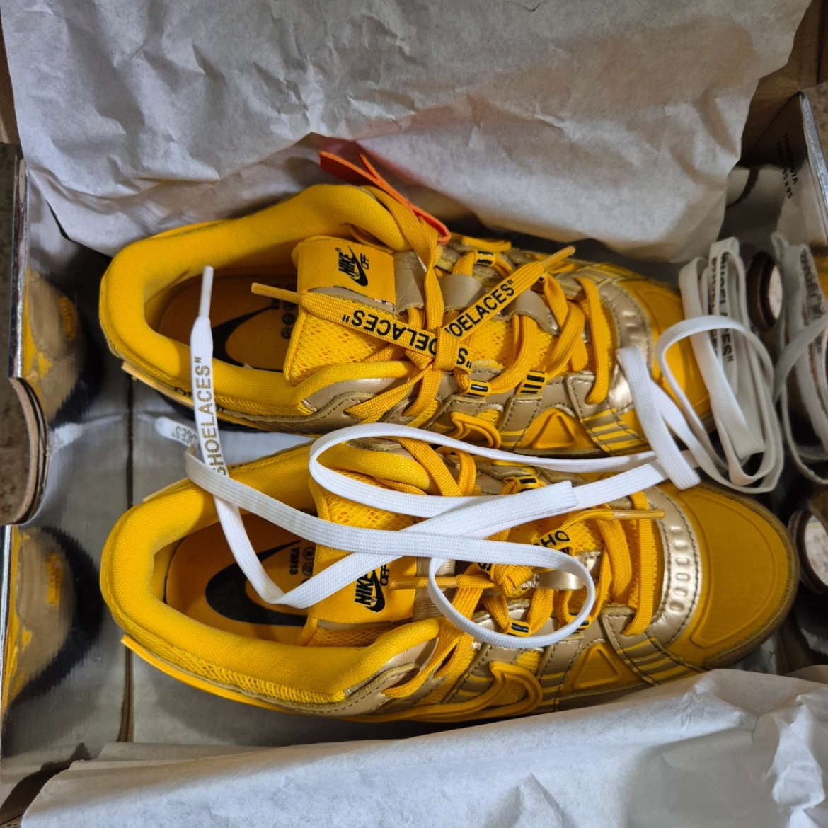 Nike x Off-White Air Rubber Dunk University Gold 착용 스타일