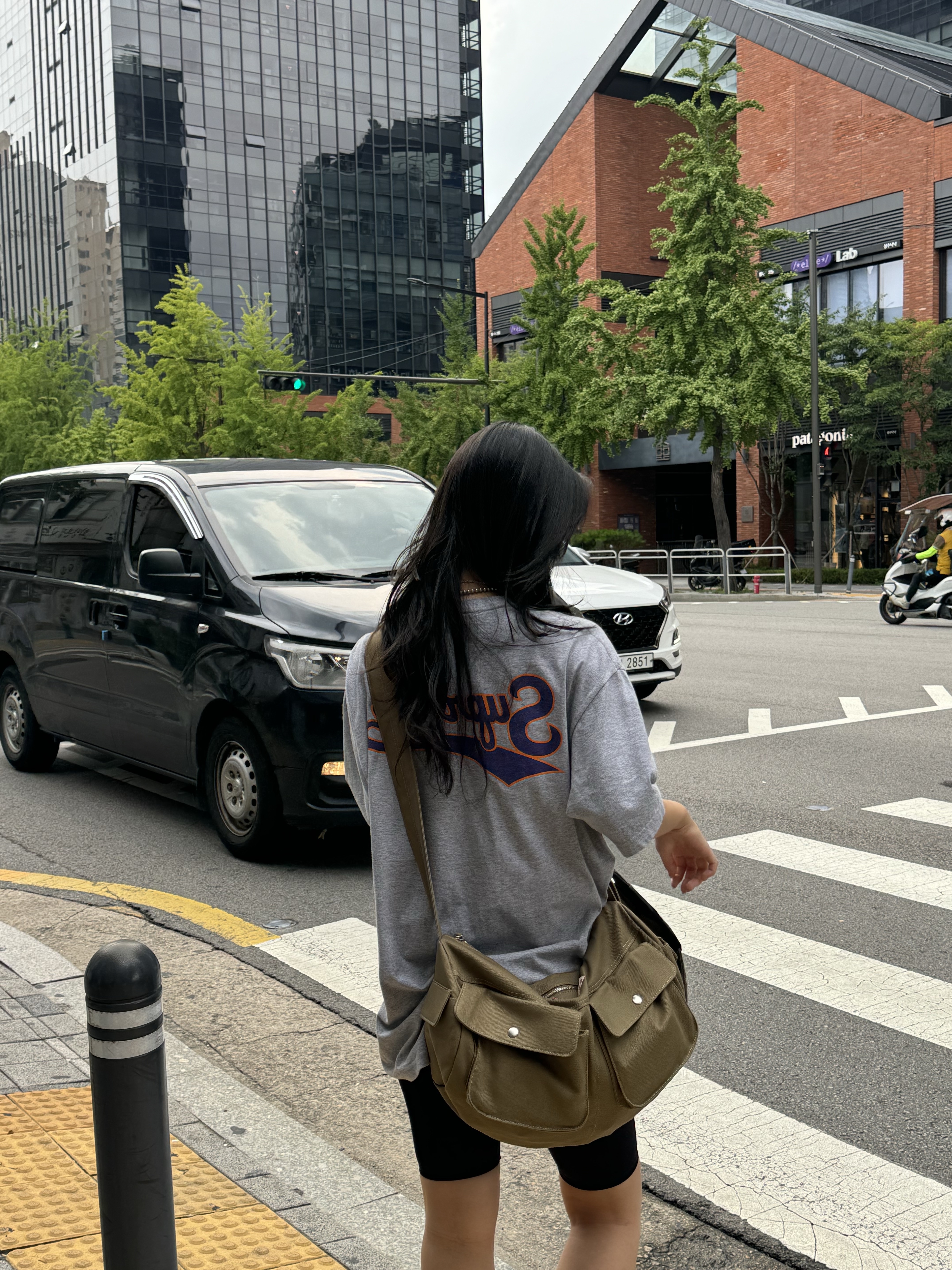 Supreme Backwards T-Shirt Heather Grey - 24SS, Asics Gel-Kyrios Cream Oyster Grey 착용 스타일 - 2