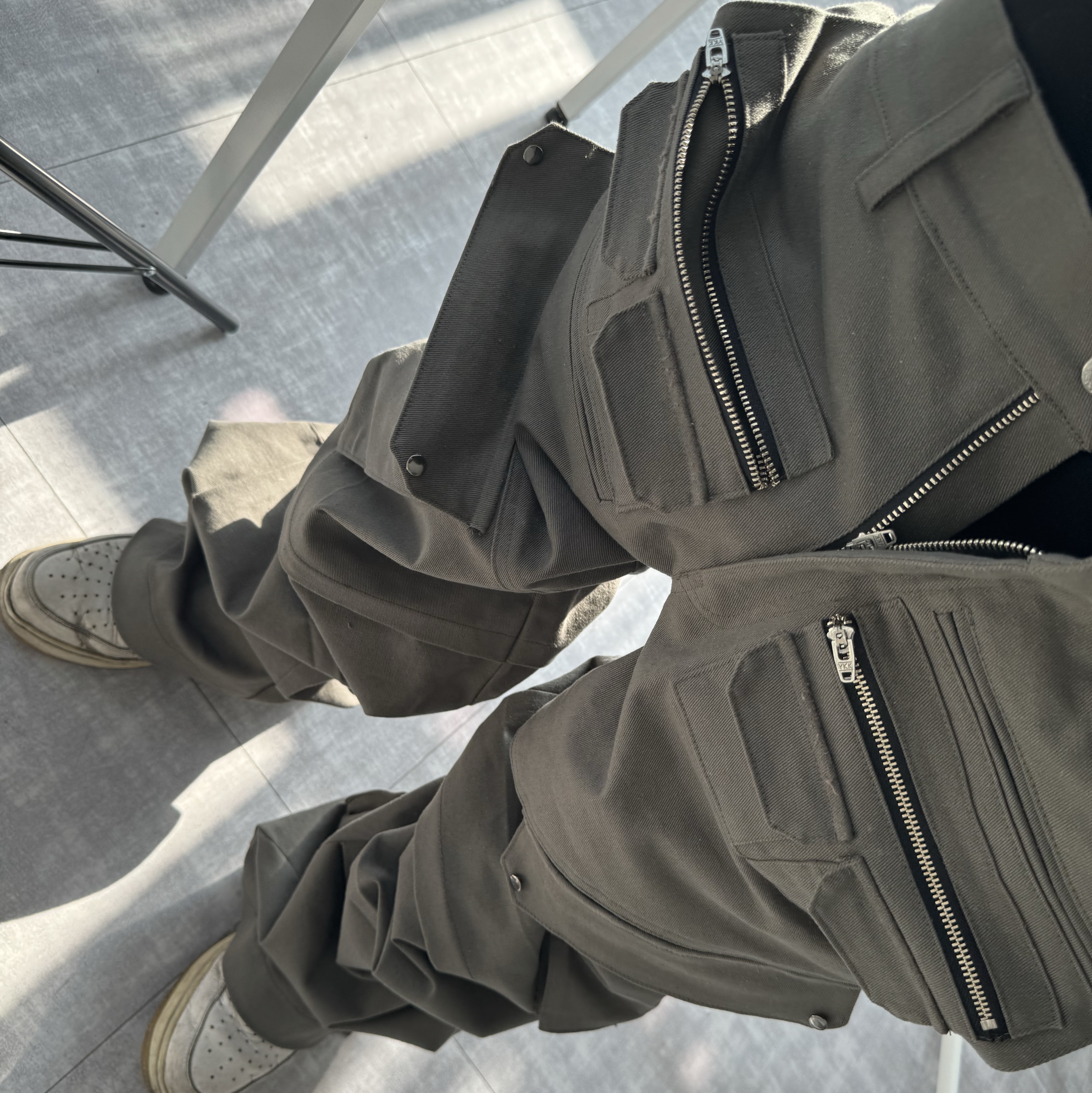 Blue Sunflower Utlity Cargo Pants Khaki 착용 스타일 - 2