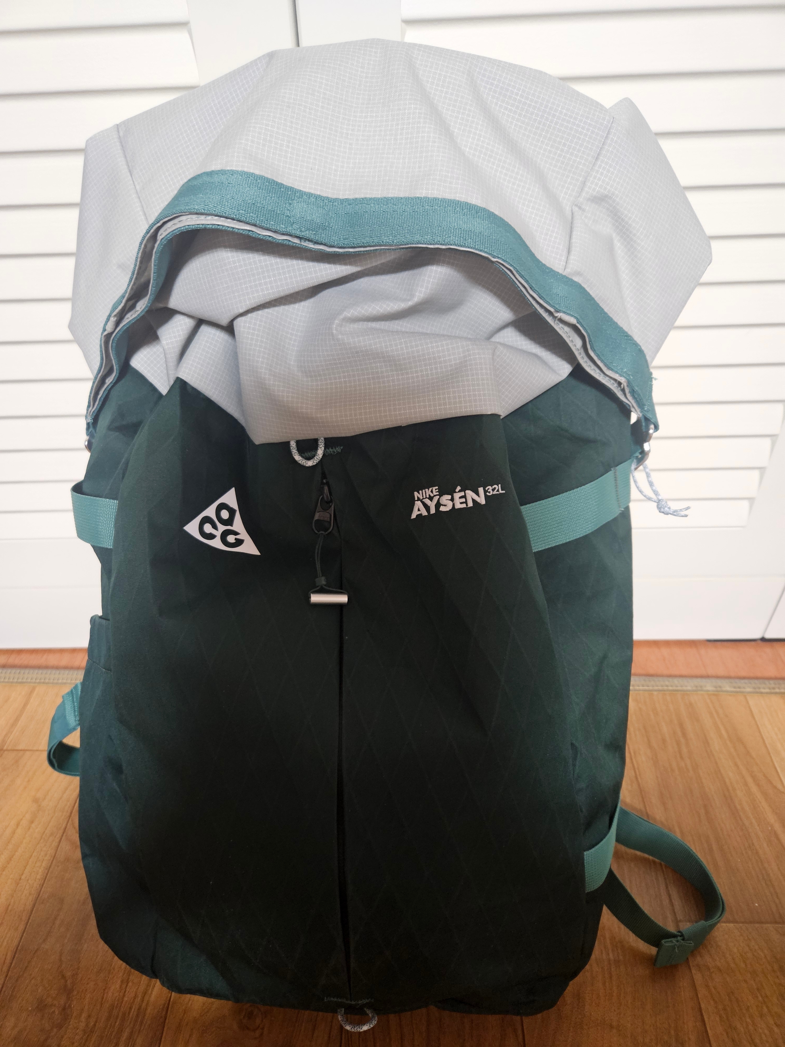 Nike ACG Aisen Daypack 32L Vintage Green Light Iron Ore 착용 스타일
