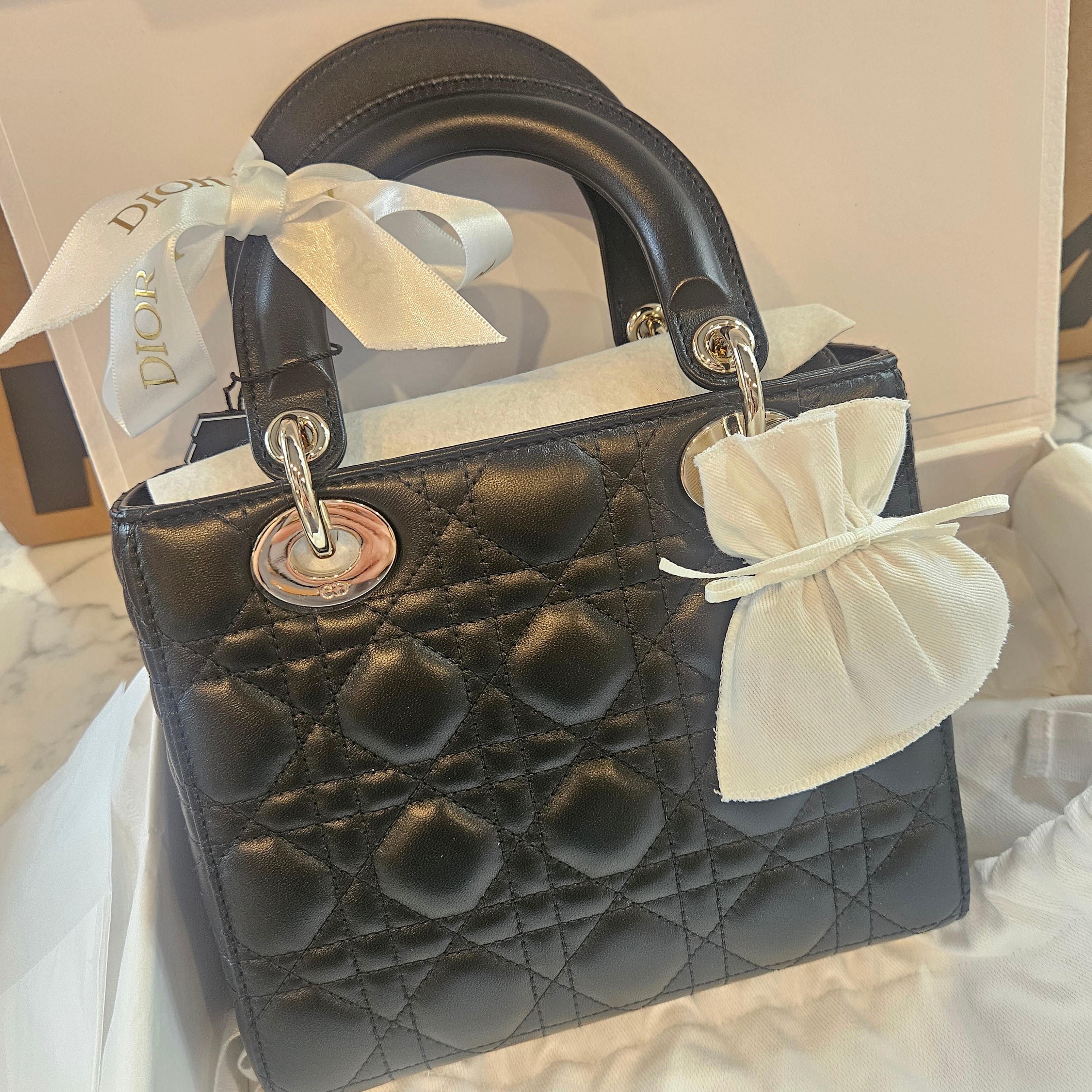 Dior Small Lady Bag My ABCDior Cannage Lambskin Black 착용 스타일 - 2