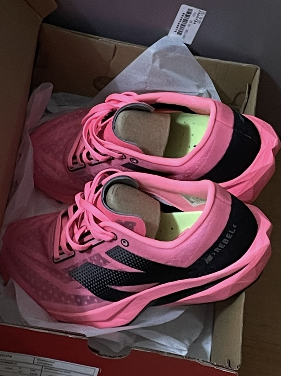 New Balance Fuelcell Rebel v4 Ultra Pink Black - D Standard 착용 스타일