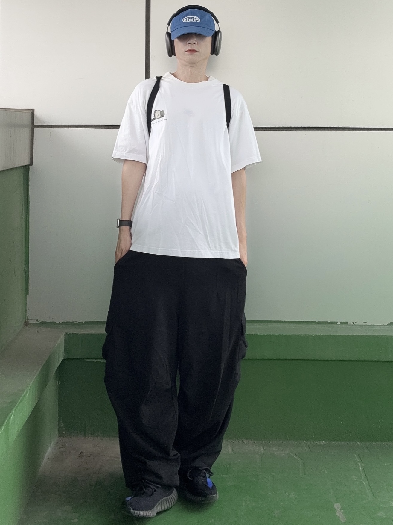 Adidas Yeezy Boost 350 V2 Dazzling Blue, Uniqlo UT x Kaws Short Sleeve Graphic T-Shirt White 착용 스타일 - 4