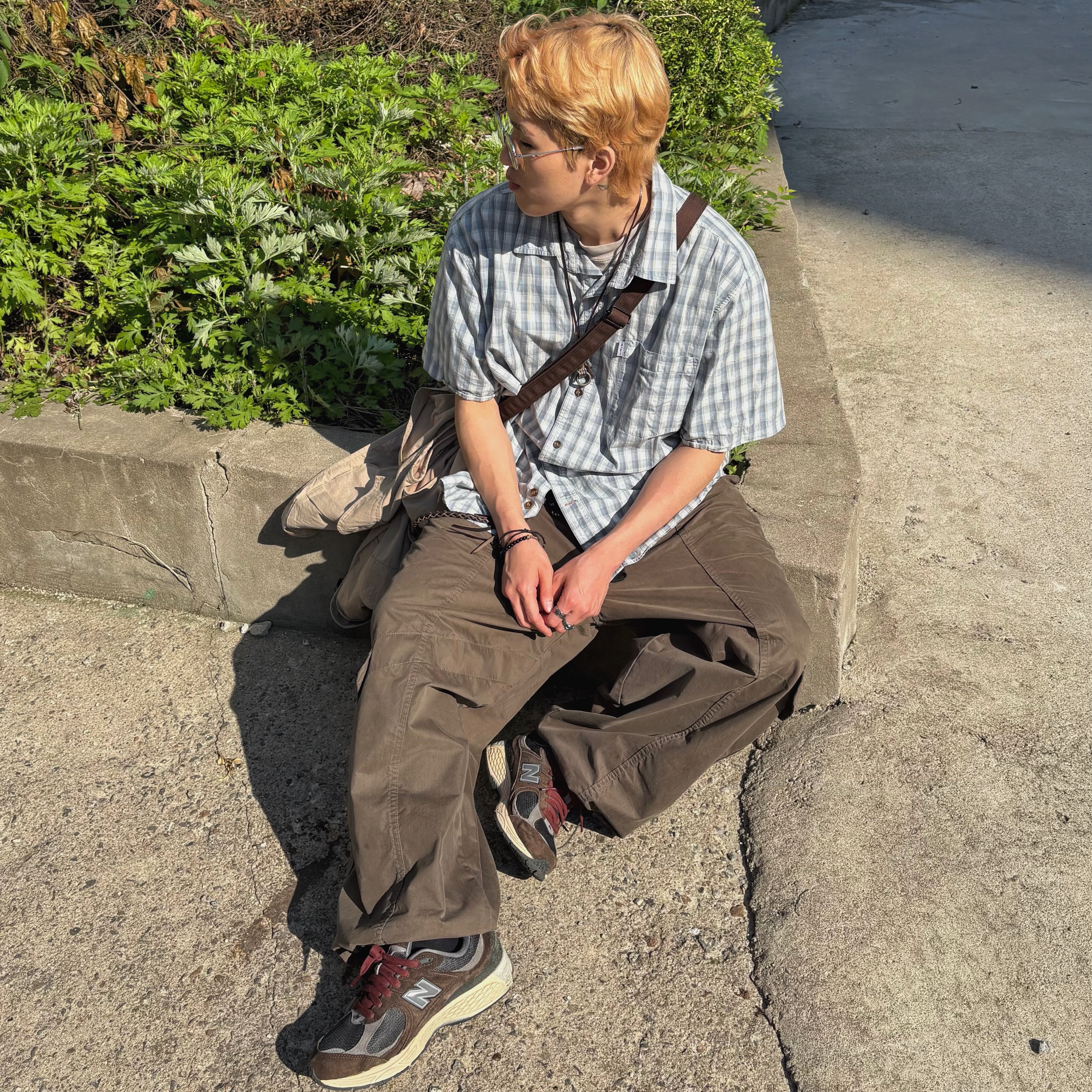 New Balance 2002R Rich Earth Blacktop, Porter Smoky 2Way Shoulder Bag Brown 착용 스타일 - 4