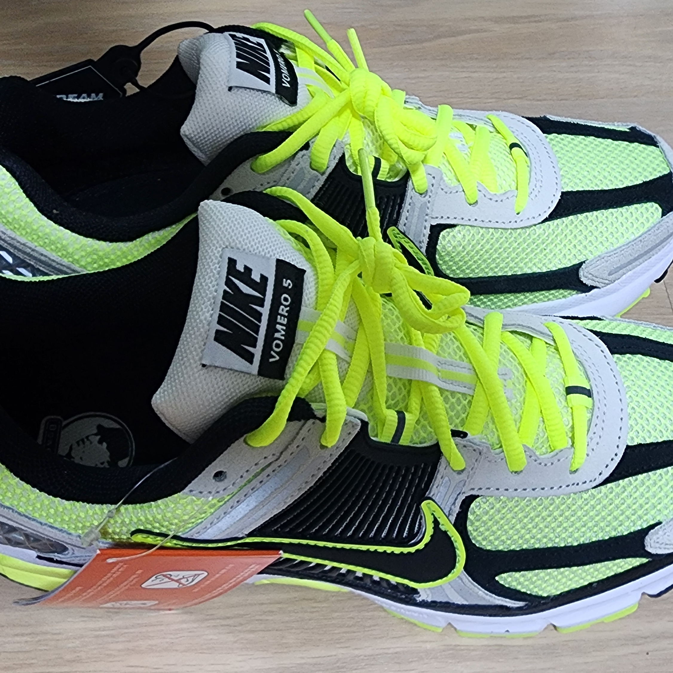 Nike Zoom Vomero 5 Volt Metallic Platinum 착용 스타일 - 2