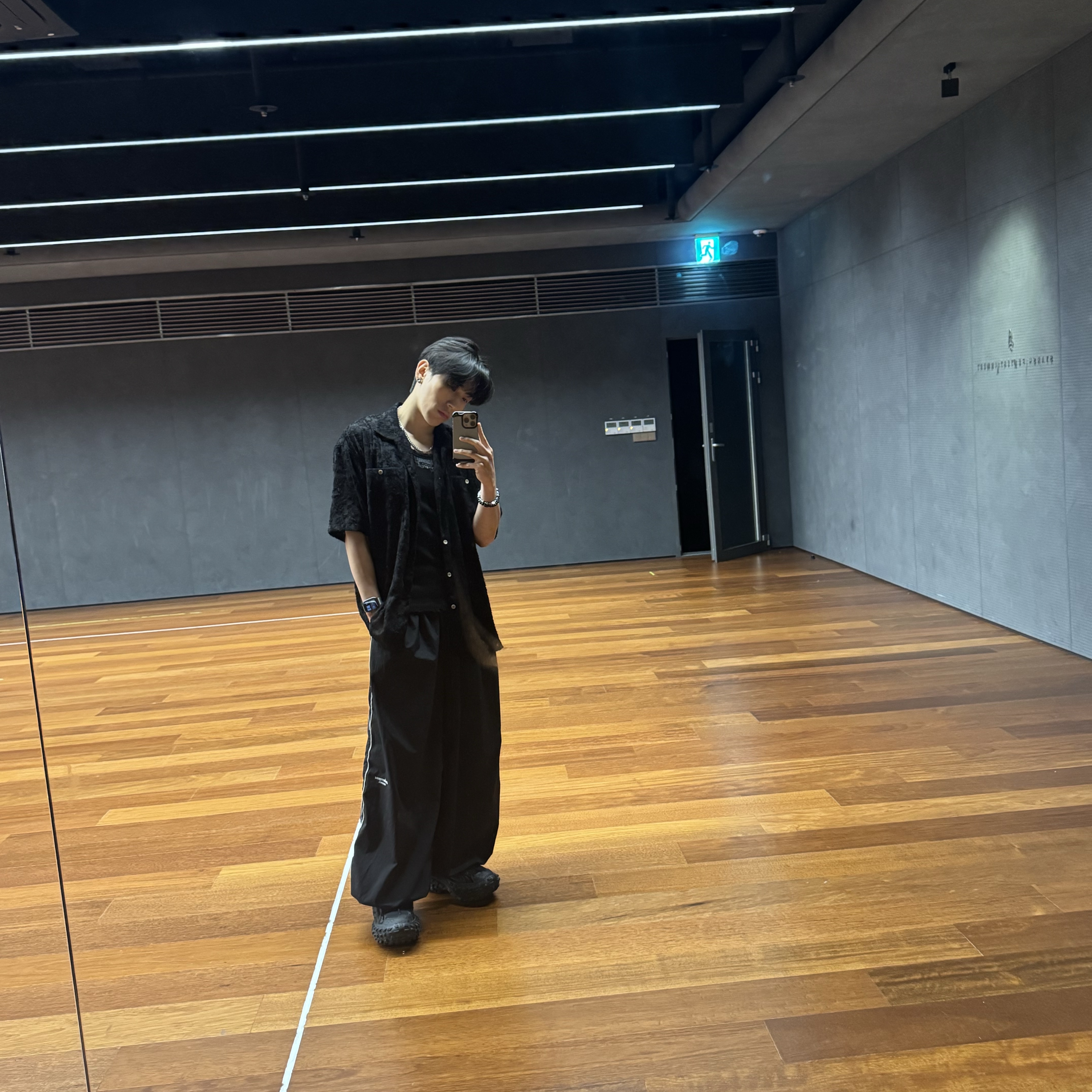 Undermycar Mu.126 Original Logo Piping Line Nylon Pants Black 착용 스타일