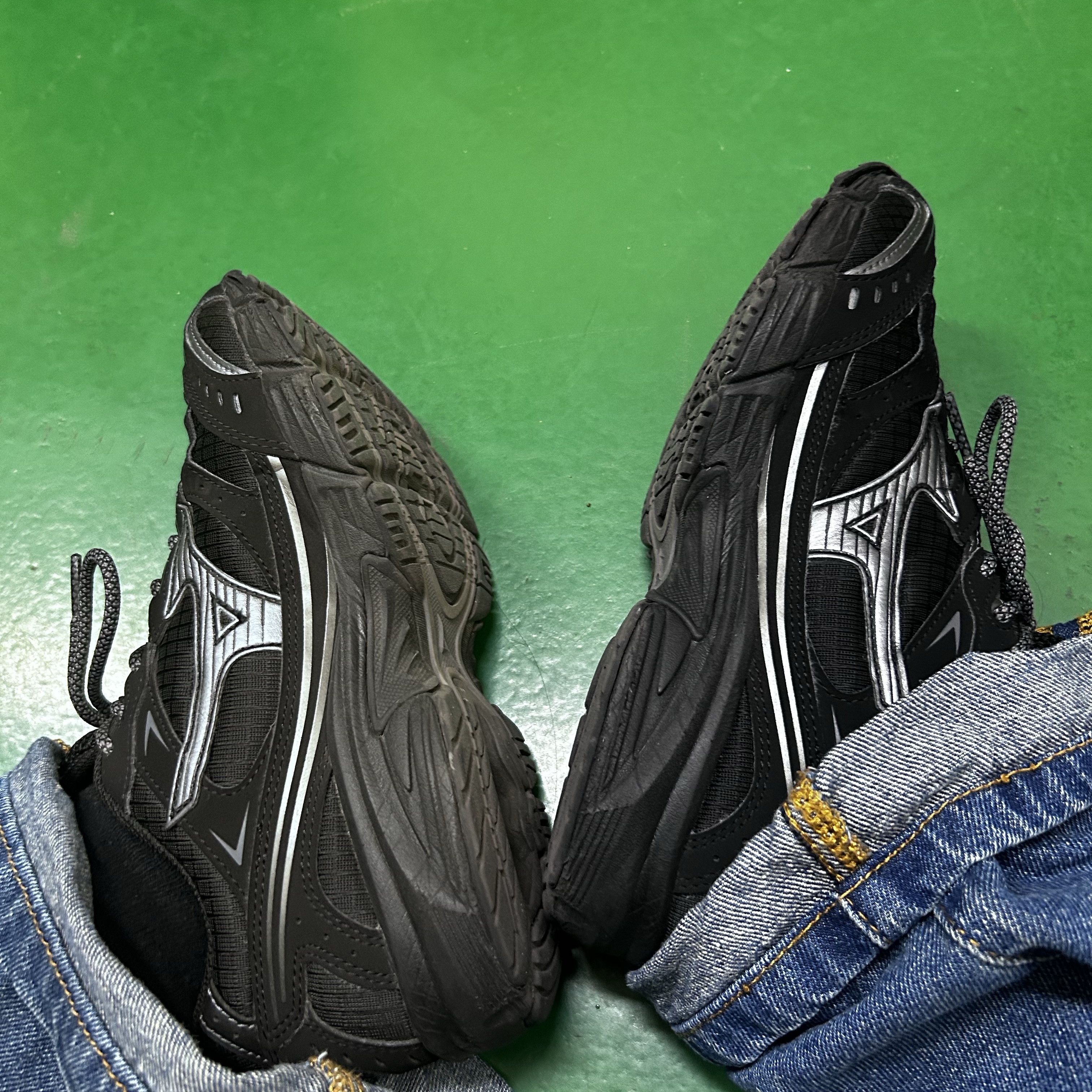 Mizuno MXR Black Metallic Gray 착용 스타일