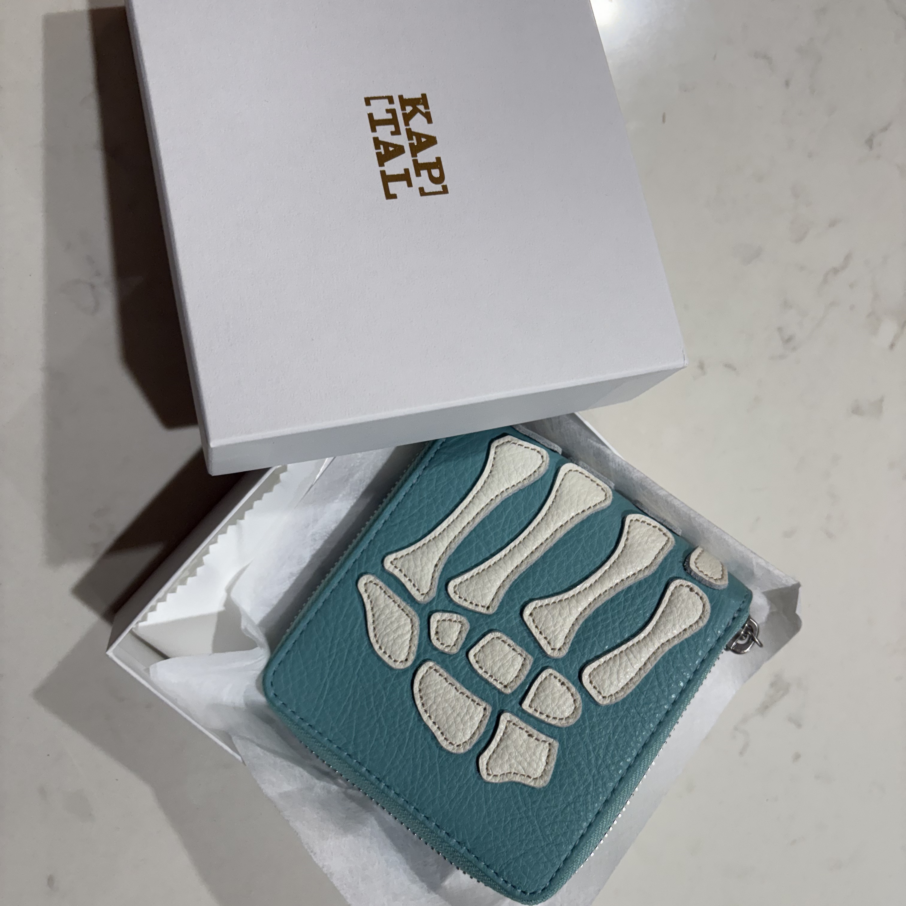 Kapital Thumbs Up Bone Hand Zip Wallet Powder Blue 착용 스타일 - 1