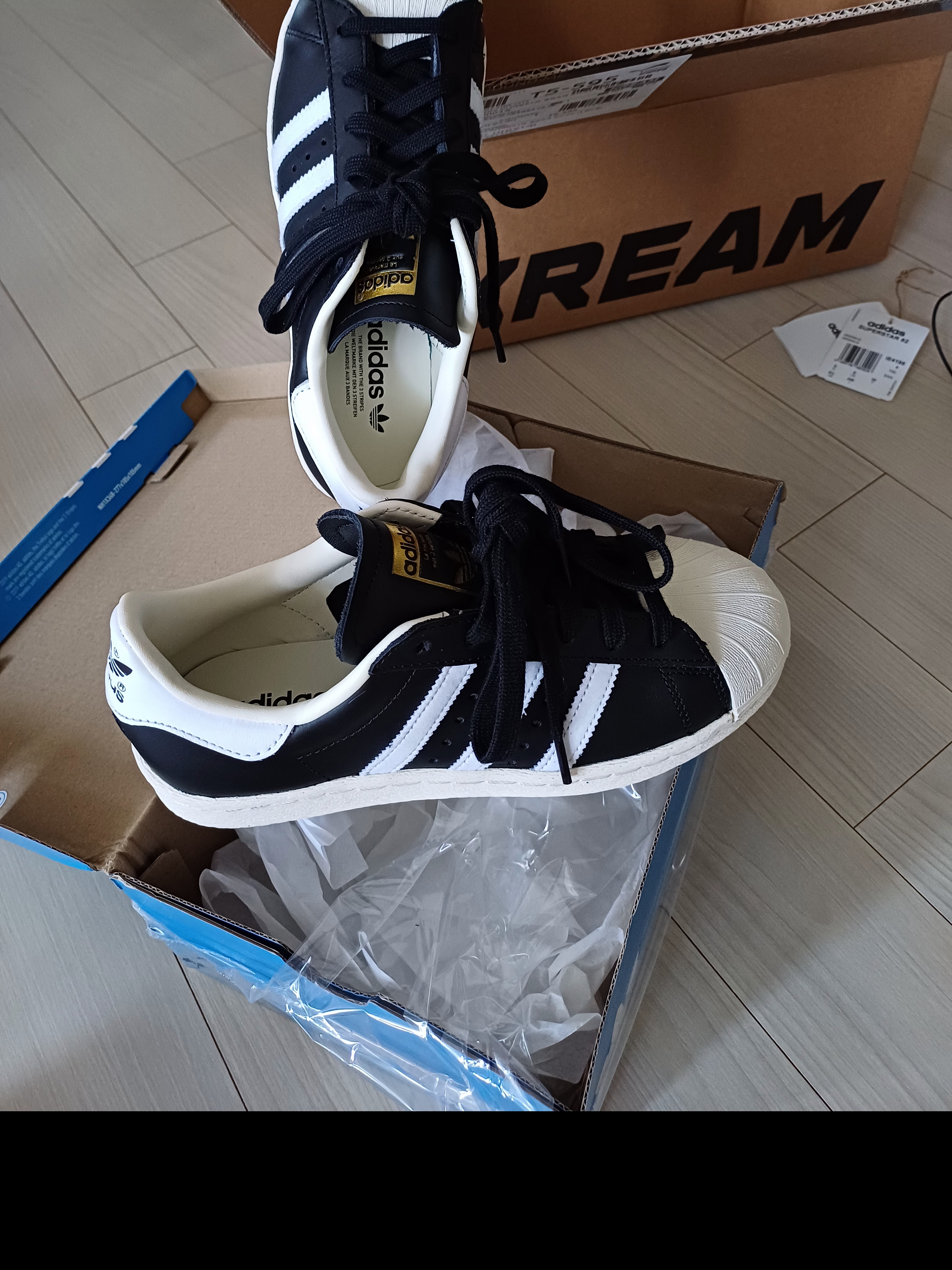 Adidas Superstar 82 FI Core Black 착용 스타일 - 2