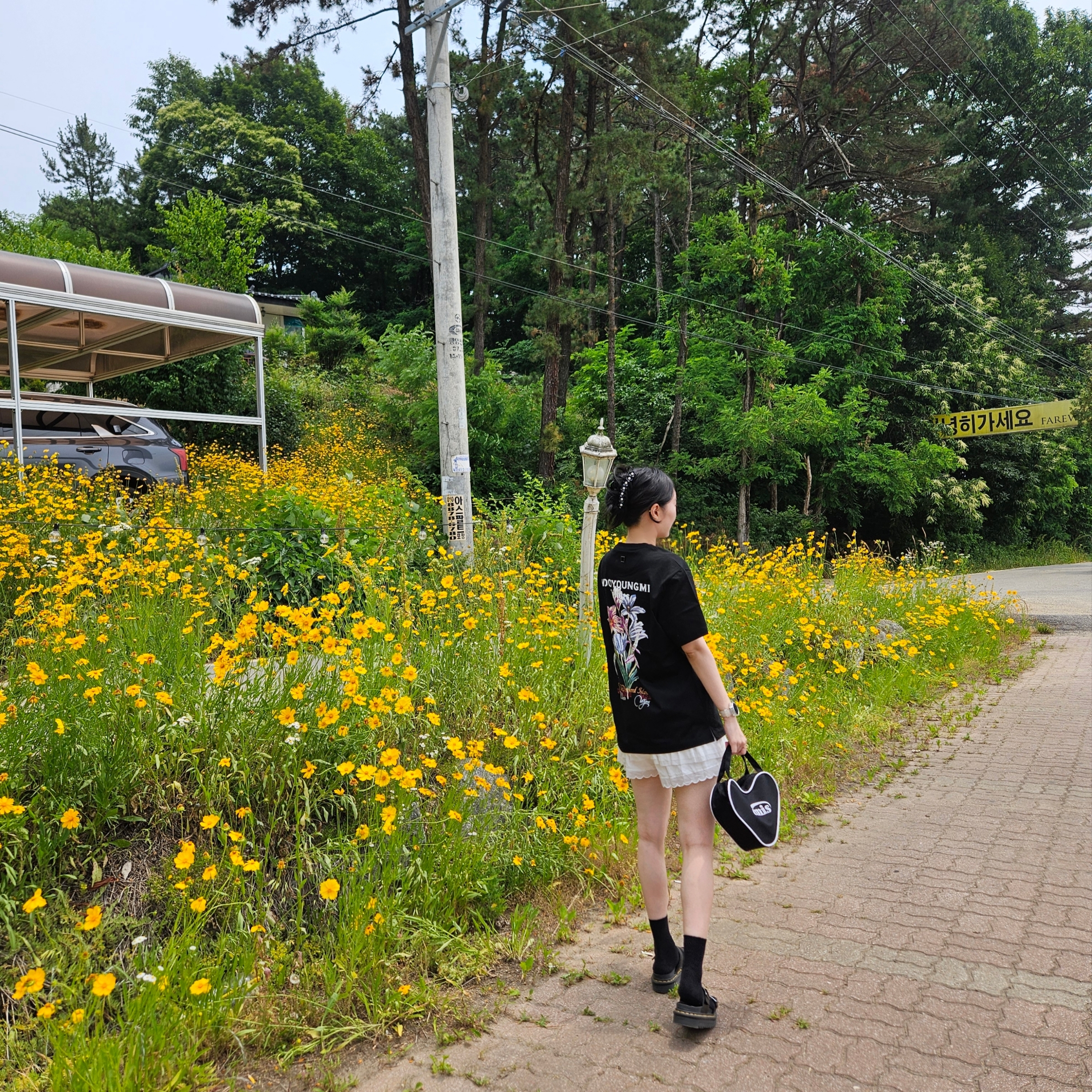 Wooyoungmi Flower Back Logo T-Shirt Black - 24SS, Dr. Martens Myles Sandal Black 착용 스타일 - 2