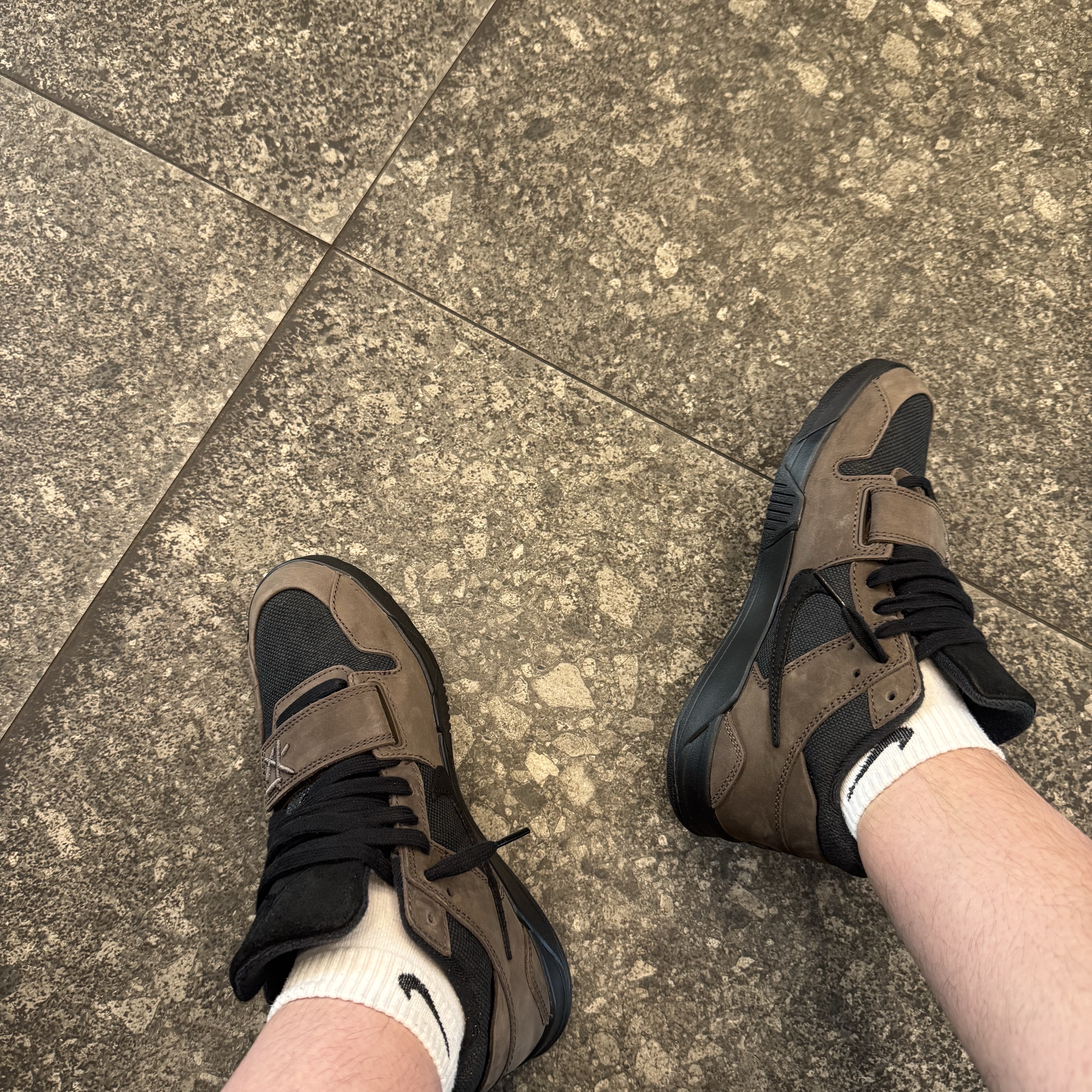Jordan x Travis Scott Jumpman Jack TR Black and Dark Mocha 착용 스타일 - 4