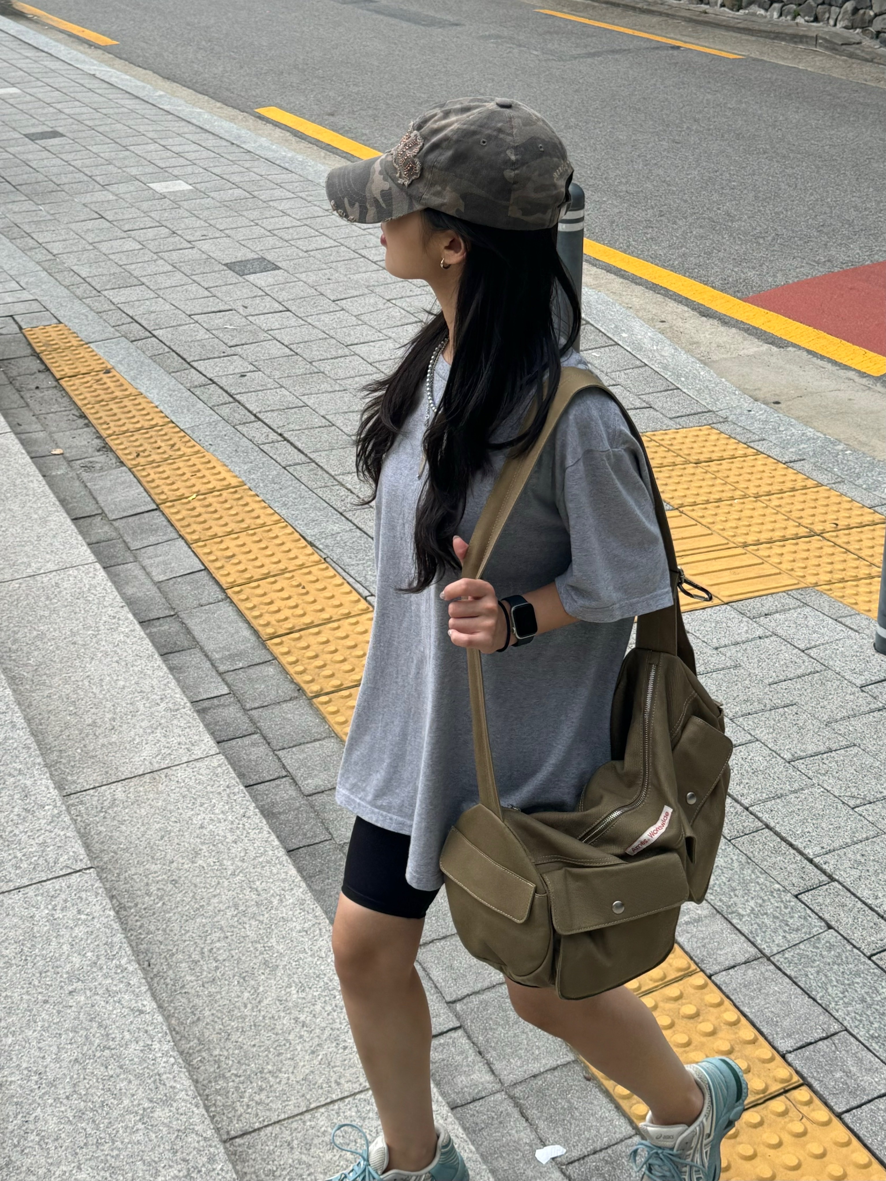 Supreme Backwards T-Shirt Heather Grey - 24SS, Asics Gel-Kyrios Cream Oyster Grey 착용 스타일 - 3