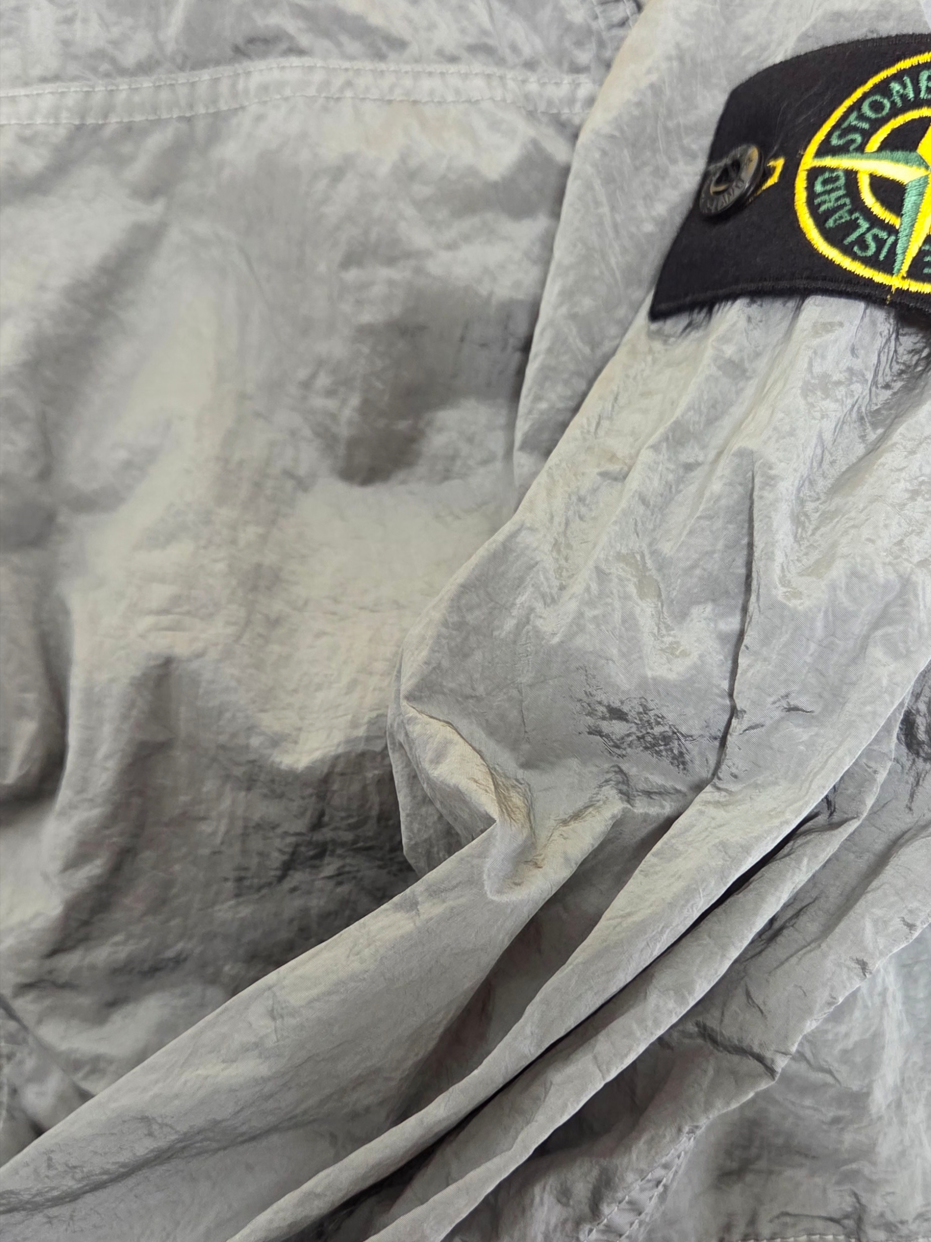 Stone Island 1200005 Nylon Metal in Econyl Overshirt with Pocket and Two-Way Zipper Pearl Grey - 25SS 착용 스타일