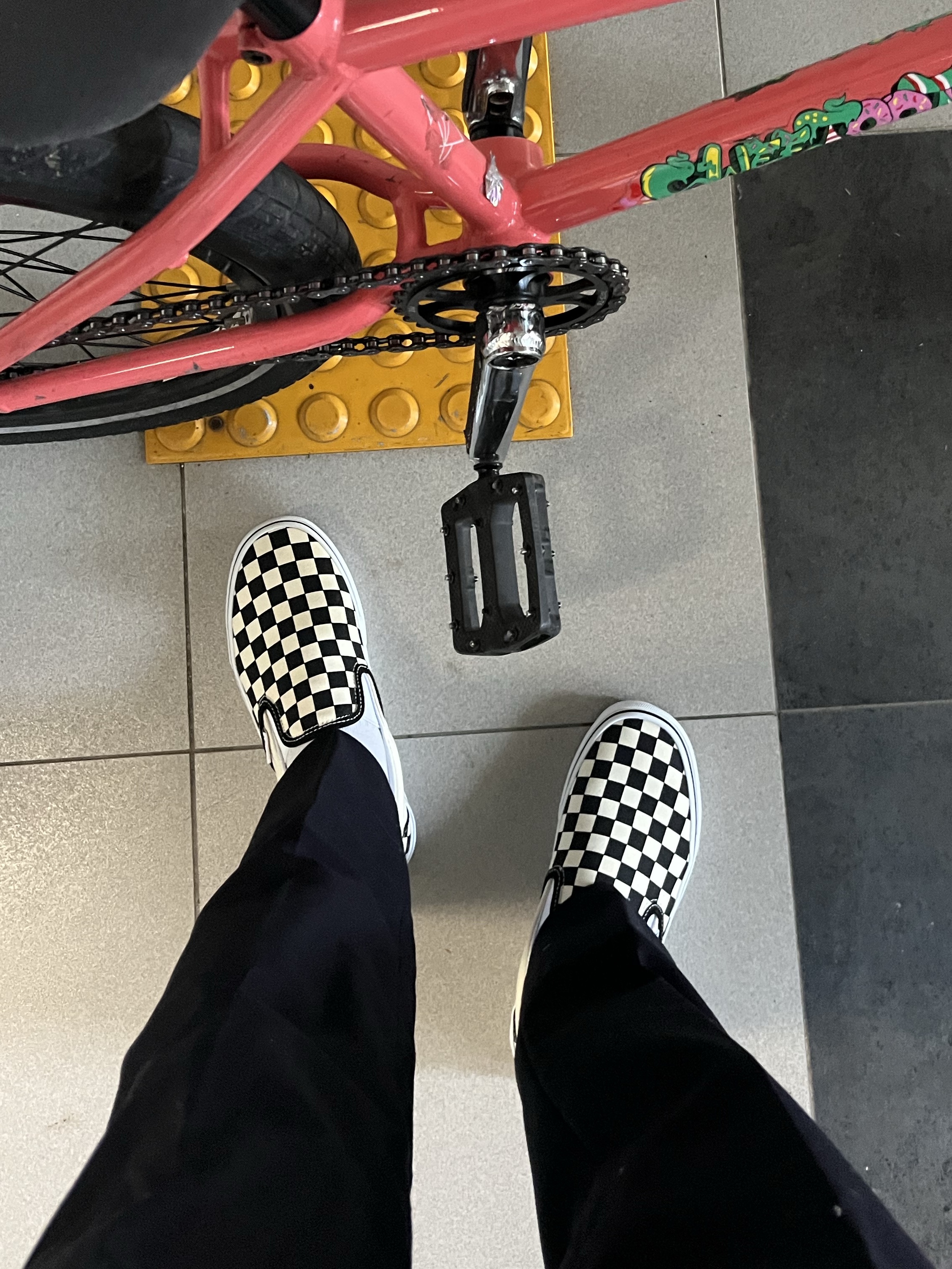 Vans Slip-On Checkerboard, Adidas Adicolor Classic SST Track Jacket Black - KR Sizing 착용 스타일 - 2