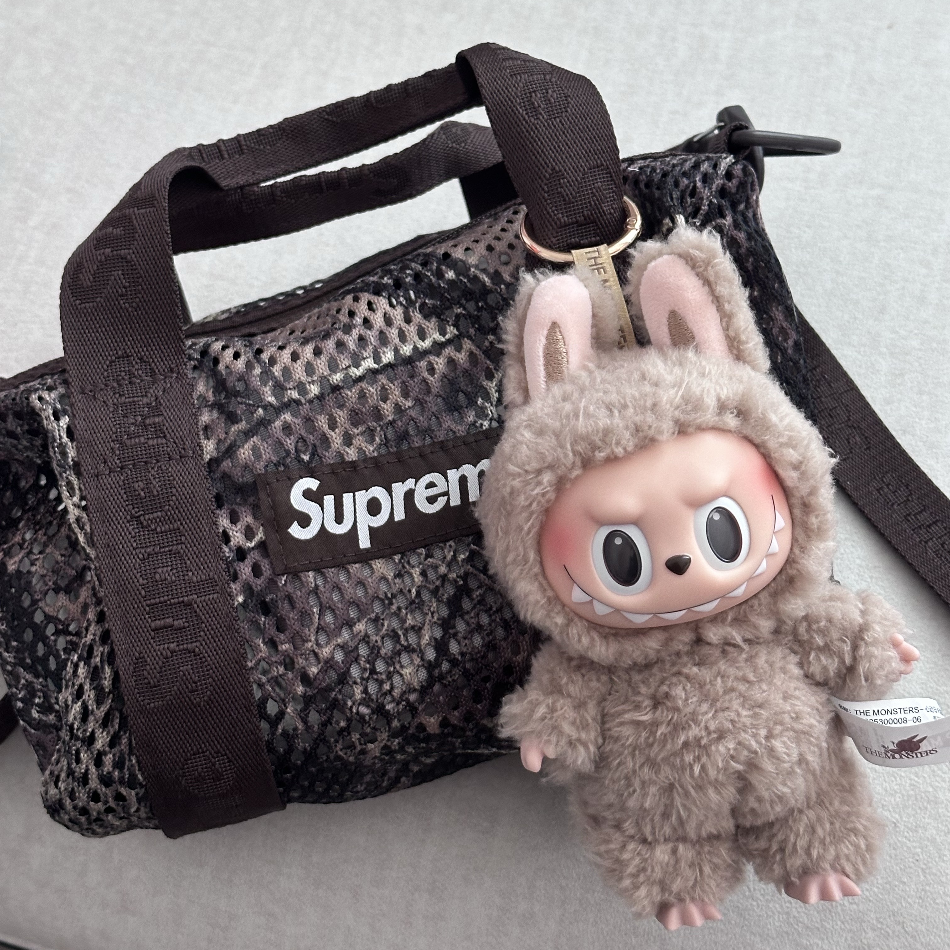 Supreme Mesh Mini Duffle Bag Truetimber Kanati Camo - 25SS, Pop Mart The Monsters Labubu Tasty Macarons Series Sealed Case (6 Blind Boxes) 착용 스타일